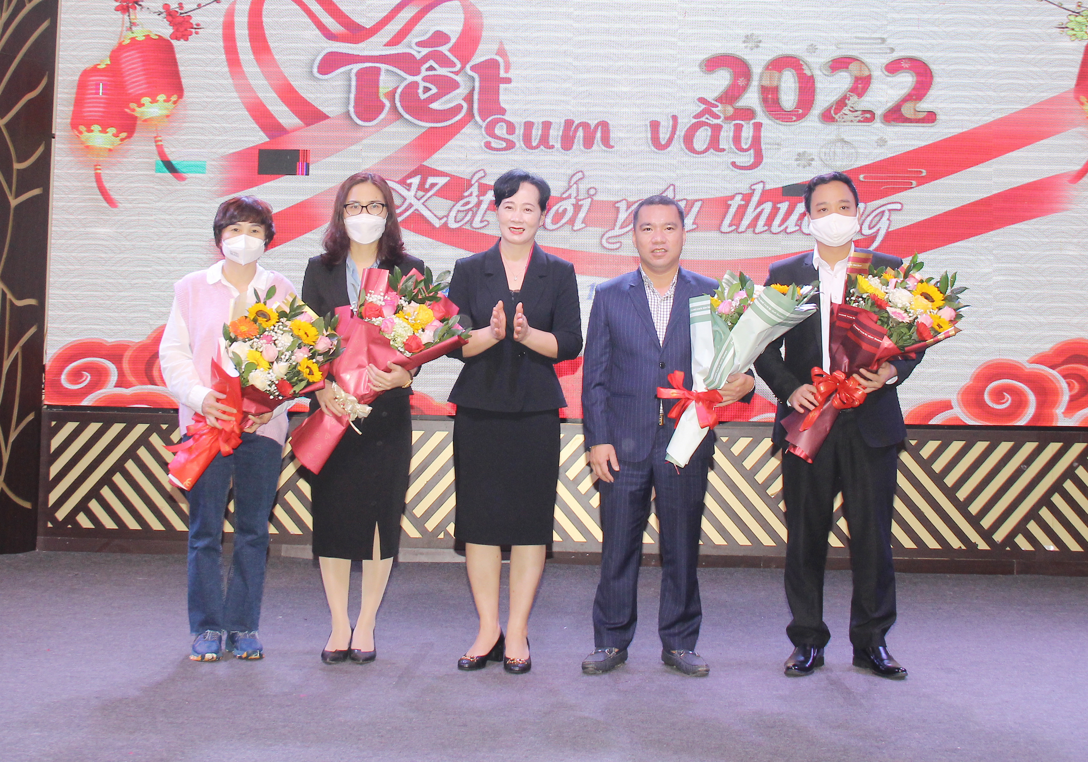 Đồng chí Nguyễn Mạnh Khôi - Phó trưởng ban Dân vận Tỉnh ủy tặng quà cho lao động. Ảnh: Mai Hoa