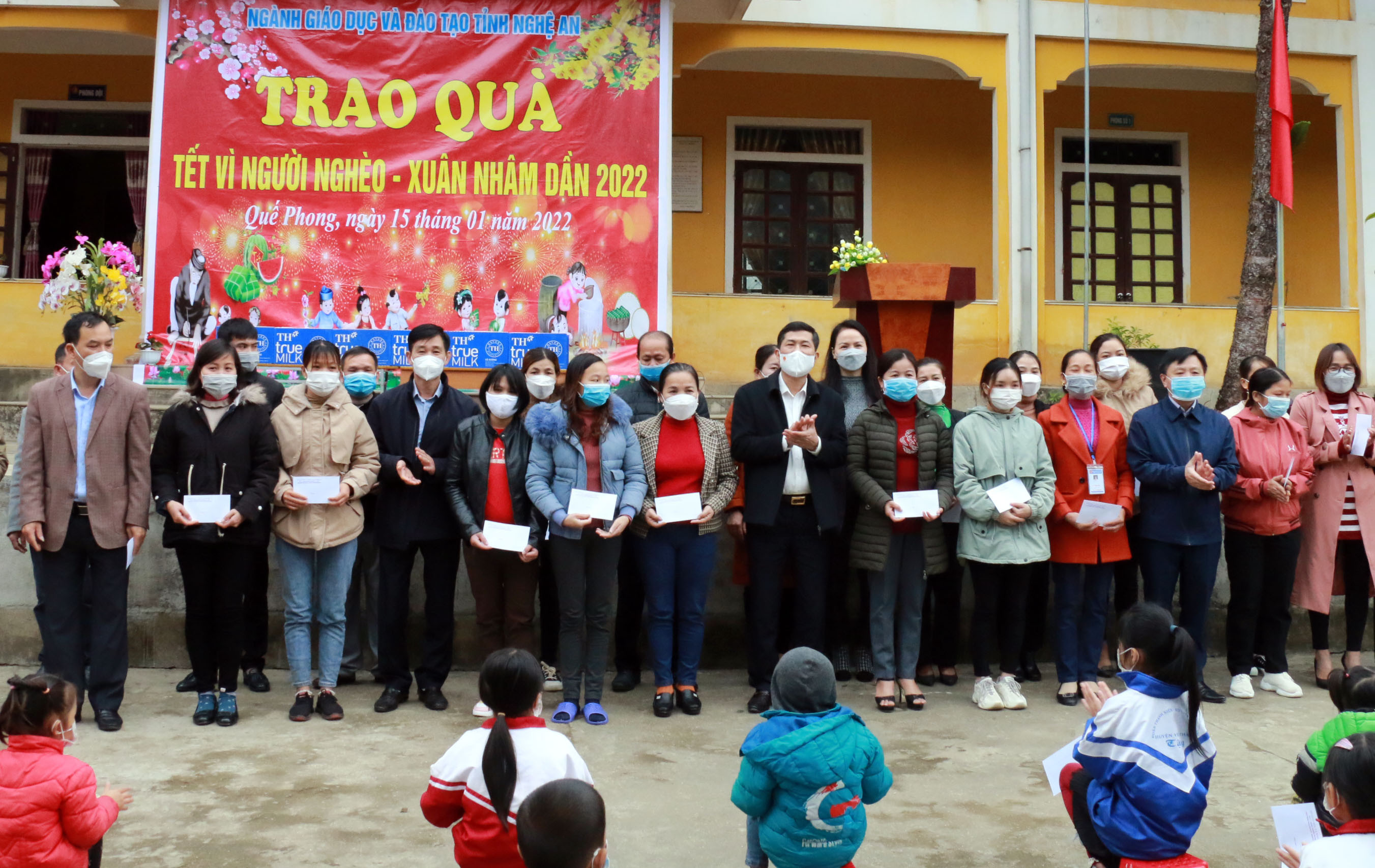 Sở Giáo dục và Đào tạo trao quà tết cho giáo viên huyện Quế Phong. Ảnh: MH