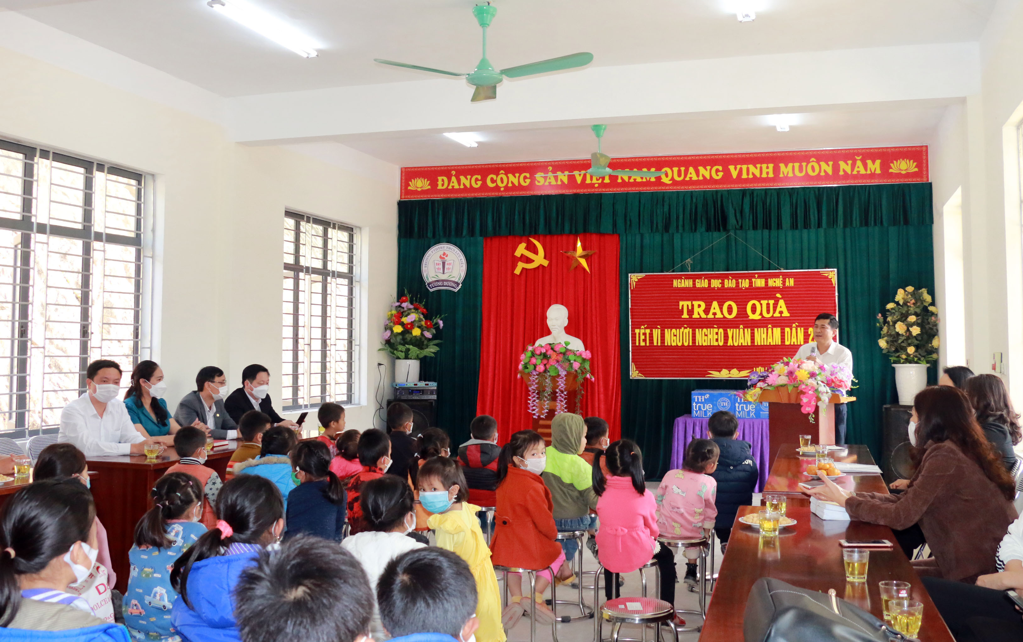 Giám đốc Sở Giáo dục và Đào tạo trò chuyện với cán bộ giáo viên và học sinh huyện Tương Dương. Ảnh: MH