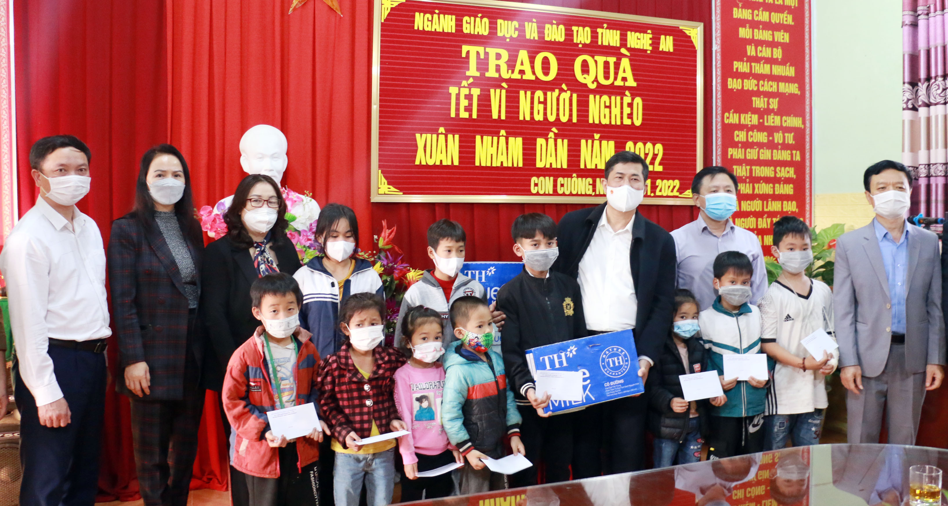 Lãnh đạo Sở Giáo dục và huyện Con Cuông trao quà cho học sinh khó khăn trên địa bàn xã Châu Khê. Ảnh: MH