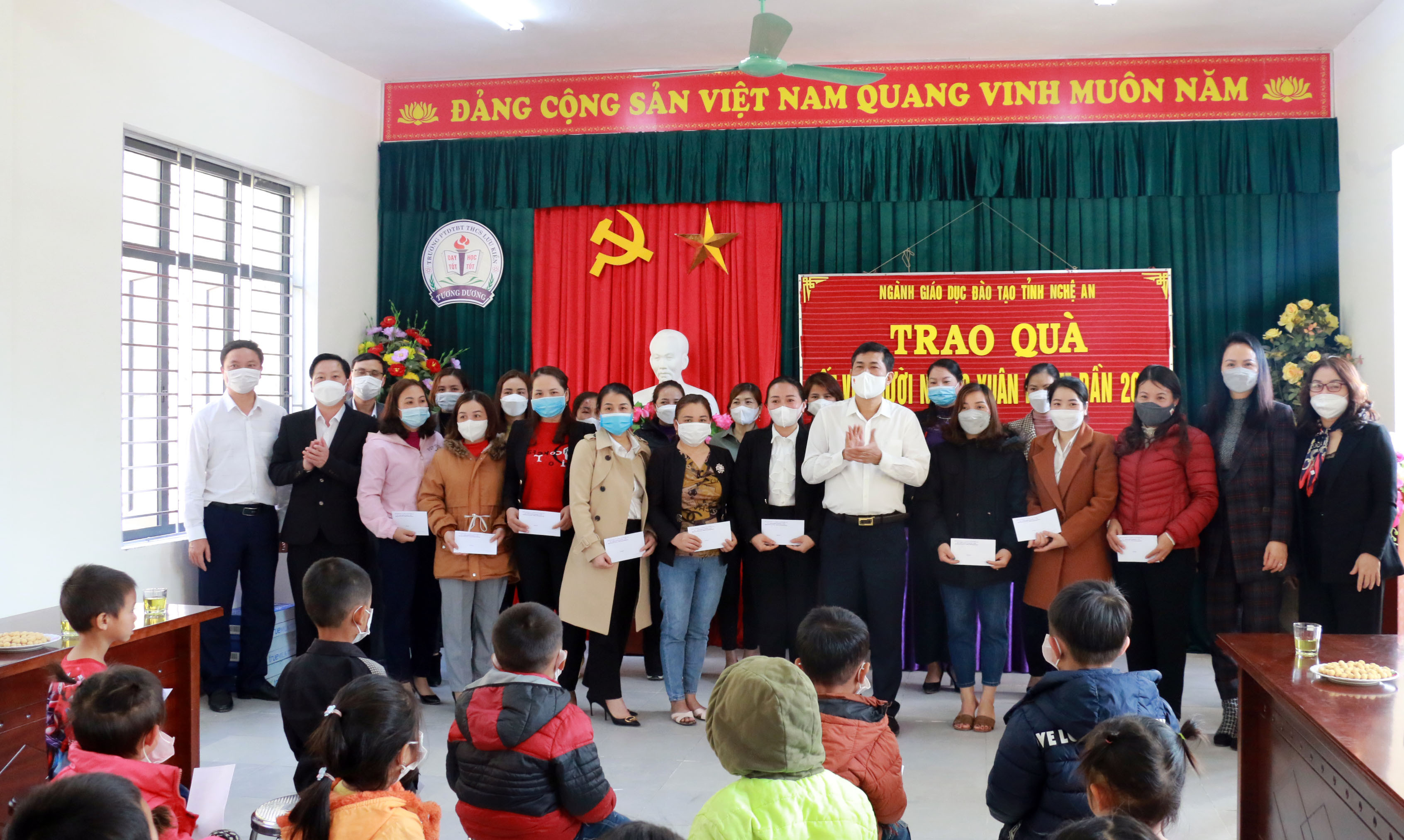 Đoàn công tác của Sở Giáo dục và Đào tạo cùng lãnh đạo huyện Tương Dương trao quà tết cho giáo viên trên địa bàn xã Lưu Kiền. Ảnh: MH