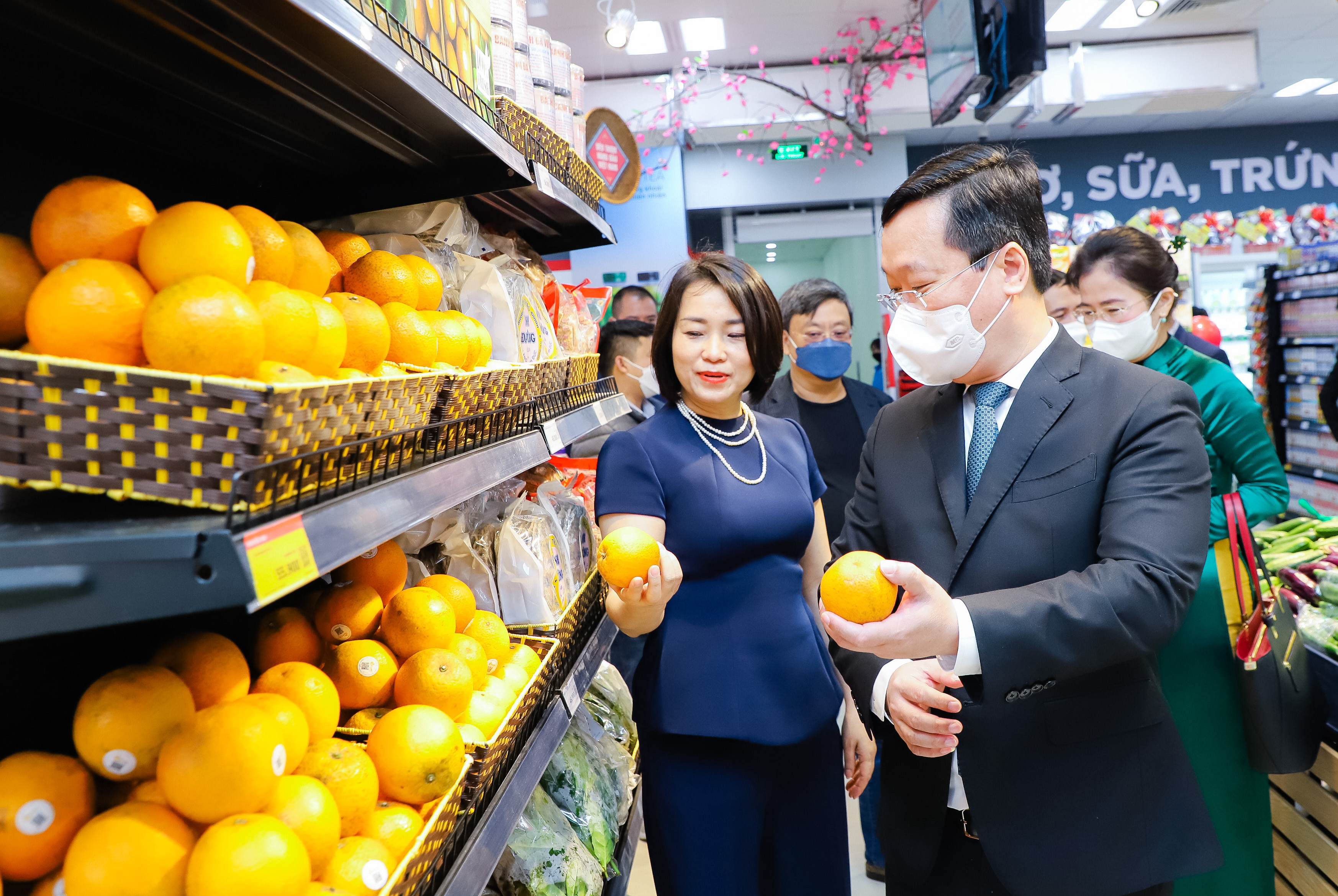 Đồng chí Nguyễn Đức Trung - Chủ tịch UBND tỉnh tham quan gian hàng trong siêu thị Winmart Vinh. Ảnh: Phạm Bằng