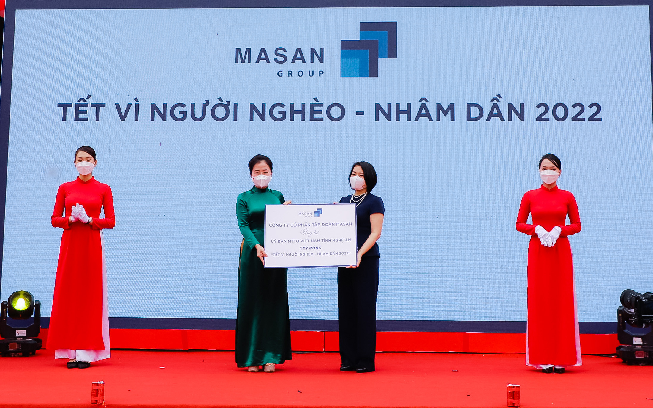 Đồng chí Võ Thị Minh Sinh - Chủ tịch Ủy ban MTTQ tỉnh đón nhận quà ủng hộ Tết vì người nghèo Xuân Nhâm Dần 2022 của Tập đoàn Masan. Ảnh: Phạm Bằng
