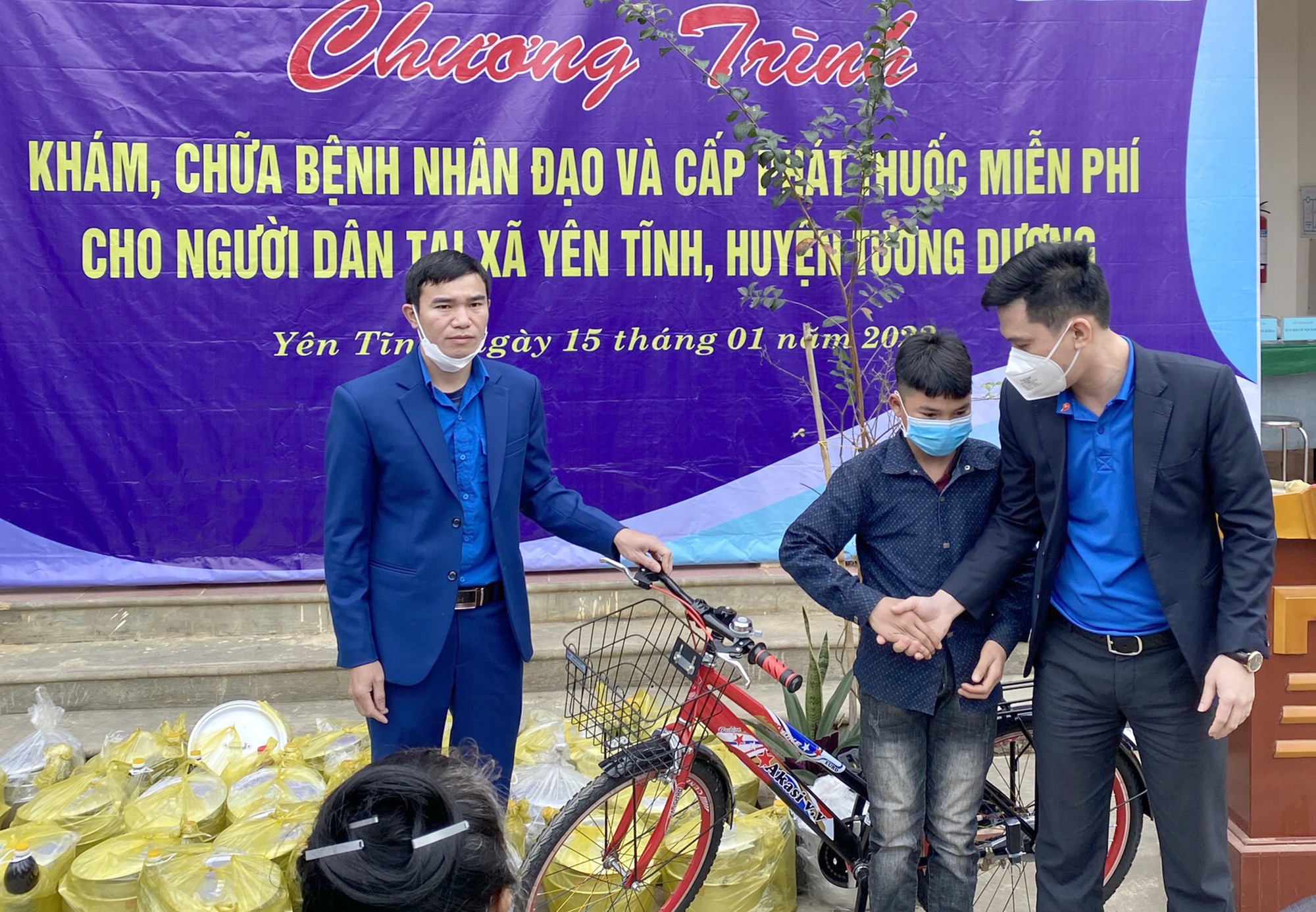 Đoàn Thanh niên Sở Y tế tặng xe đạp cho học sinh nghèo. Ảnh: Tiến Hưng