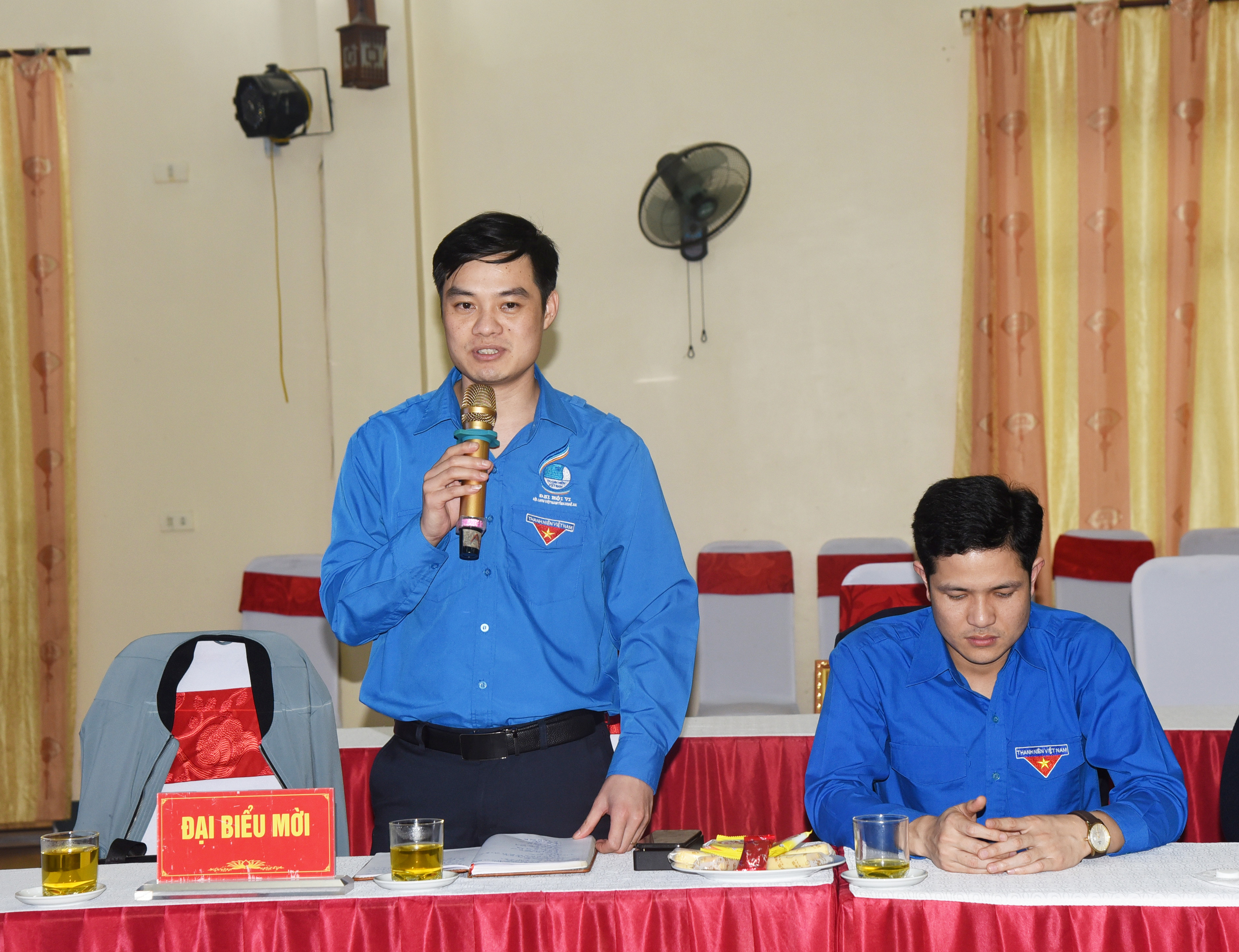 Đồng chí Nguyễn Hồ Phước - Chánh Văn phòng Tỉnh đoàn trao đổi tại hội nghị. Ảnh: TG