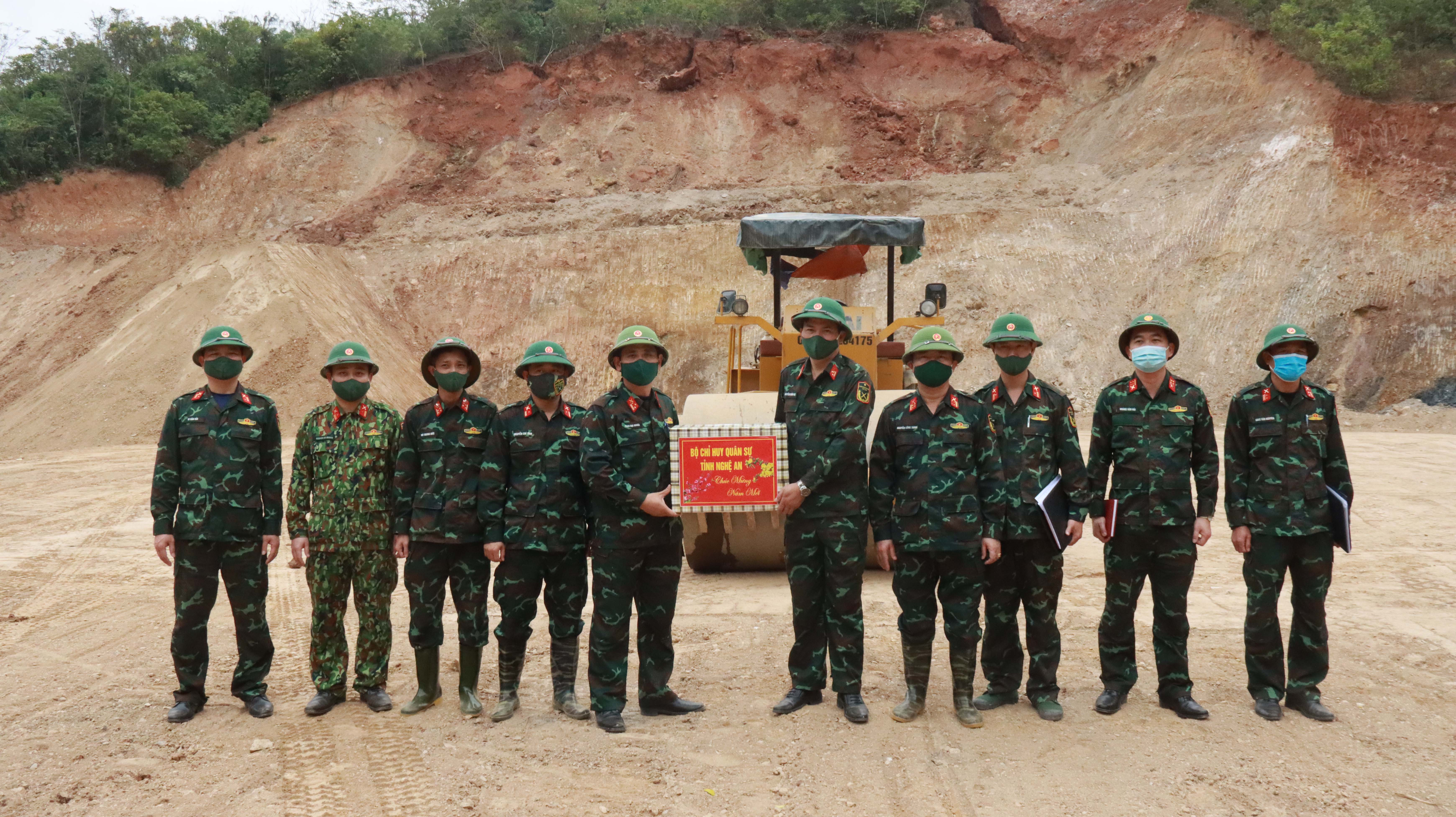 Thượng tá Phan Đại Nghĩa, Chỉ huy trưởng Bộ CHQS tỉnh tặng quà chúc Tết cán bộ, nhân viên Ban CHQS huyện Tương Dương. Ảnh: TK