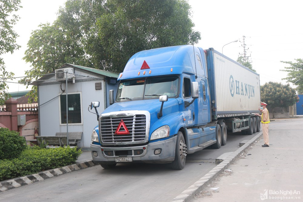 Kiểm tra tải trọng đối với phương tiện vận tải trước Trạm CSGT Diễn Châu. Ảnh tư liệu Đ.C