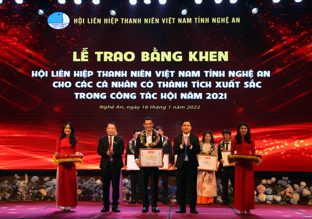 Đại diện Hội Liên Hiệp thành niên Nghệ An trao Bằng khen cho các doanh nhân trẻ Nghệ An có đóng góp xuất sắc trong hoạt động khởi nghiệp và kinh doanh. Ảnh: Nguyễn Hải