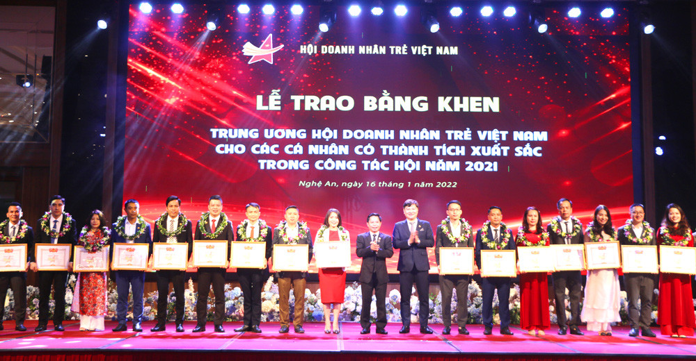 Trao Bằng khen của Trung ương Hội doanh nhân trẻ Việt Nam cho các doanh nhân trẻ Nghệ An có nhiều thành tích xuất sắc. Ảnh: Nguyễn Hải
