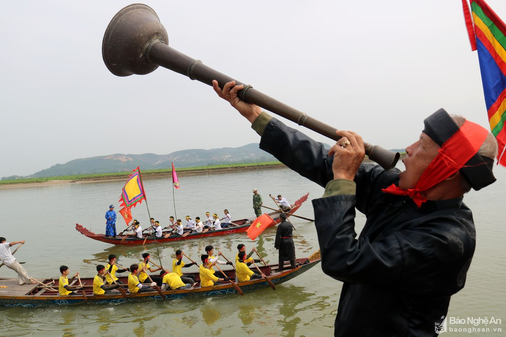 Độc đáo lễ hội cầu ngư trên sông lam tại lễ hội Đền Thanh Liệt. Ảnh: Huy Thư