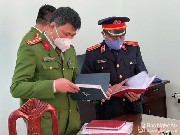Cơ quan chức năng kiểm tra hồ sơ. Ảnh: Hồng Ngọc