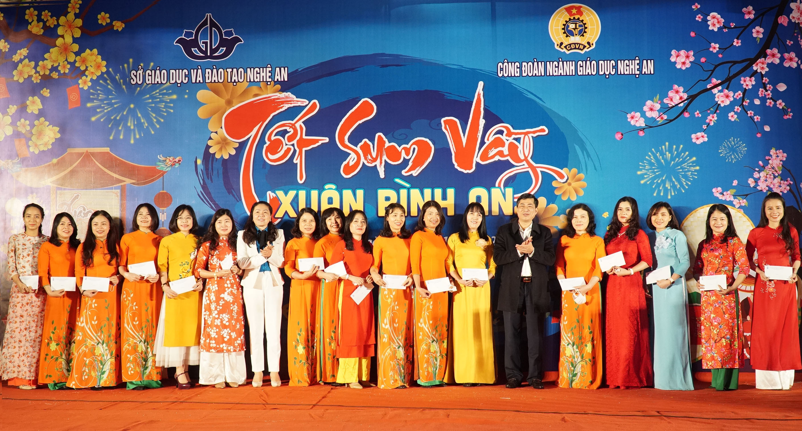 Đồng chí Thái Văn Thành và Nguyễn Thị Thu Nhi trao quà cho các giáo viên tham gia chương trình Tết sum vầy. Ảnh: MH