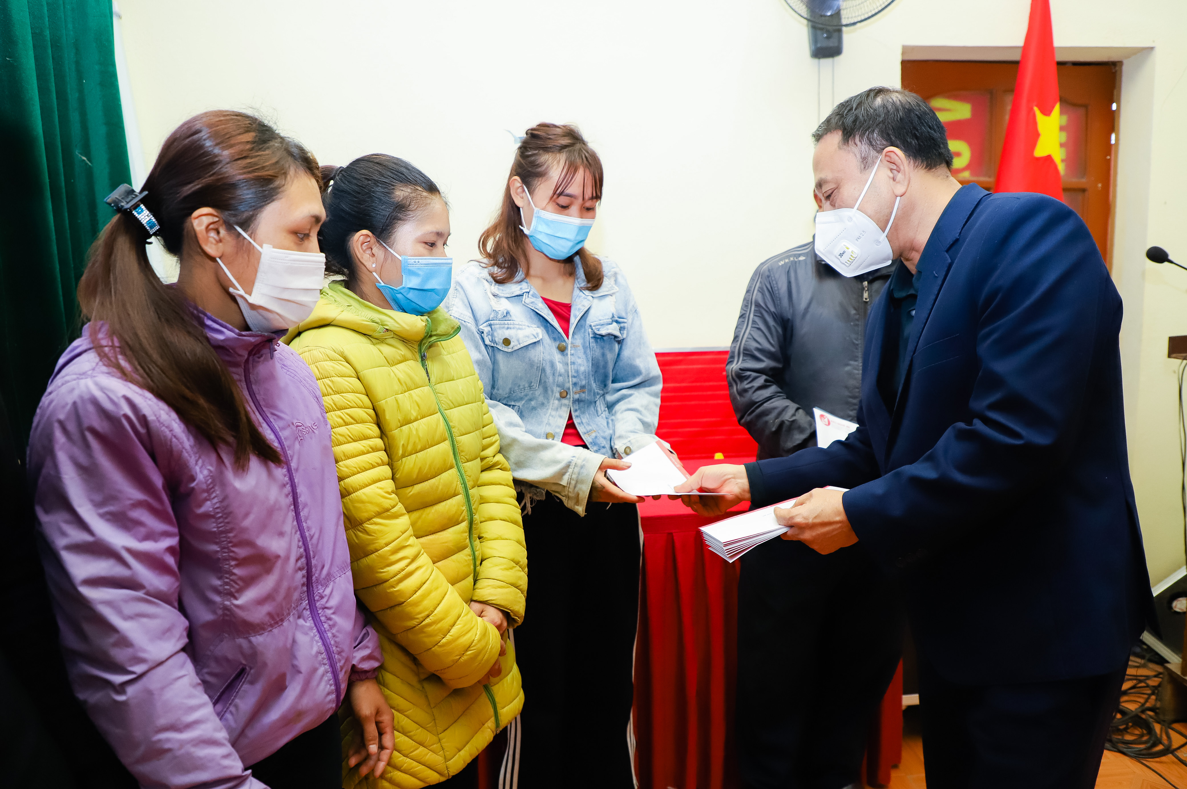 Đồng chí Nguyễn Đình Sâm - Trưởng phòng Xuất bản Báo Nghệ An trao quà cho người nghèo. Ảnh: Phạm Bằng