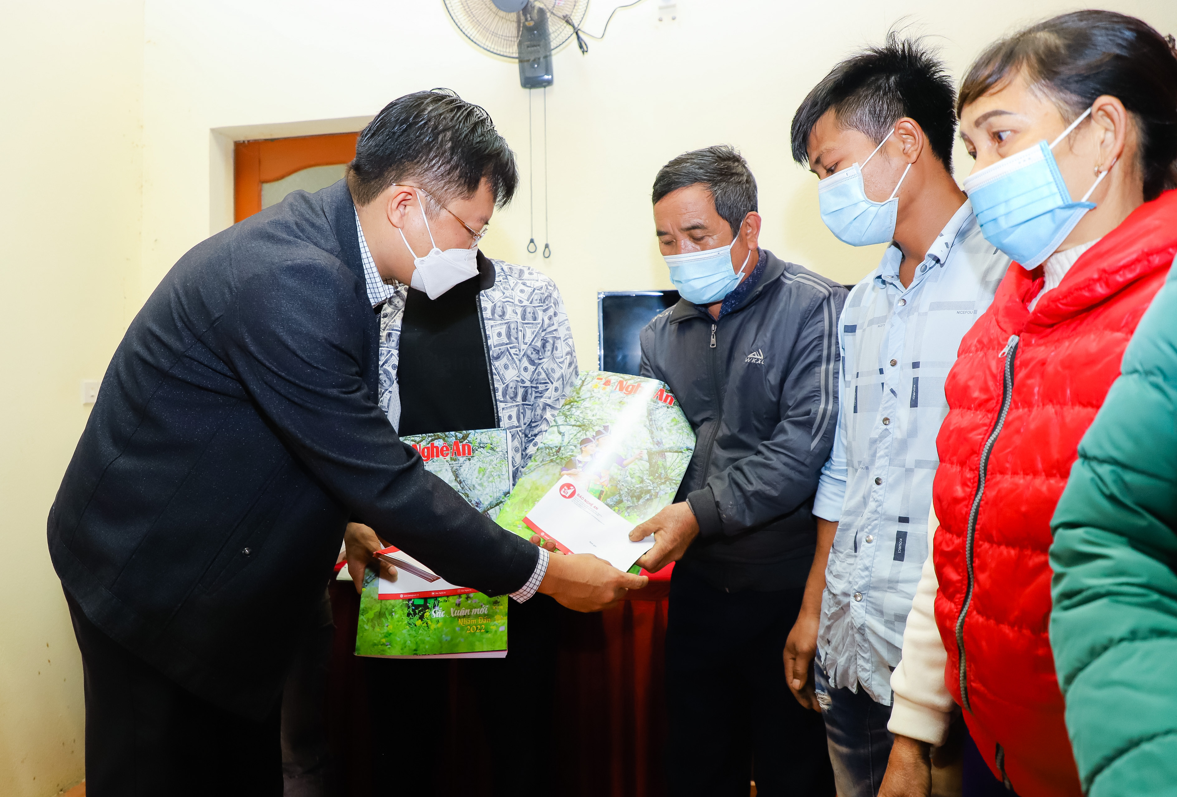Đồng chí Ngô Đức Kiên - Tổng biên tập Báo Nghệ An trao quà Tết cho người nghèo xã Xiêng My. Ảnh: Phạm Bằng