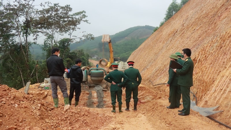 Đoàn công tác Bộ CHQS tỉnh tiến hành kiểm tra công tác xây dựng đường giao thông phục vụ Quốc phòng – An ninh biên giới trên địa bàn huyện Thanh Chương.