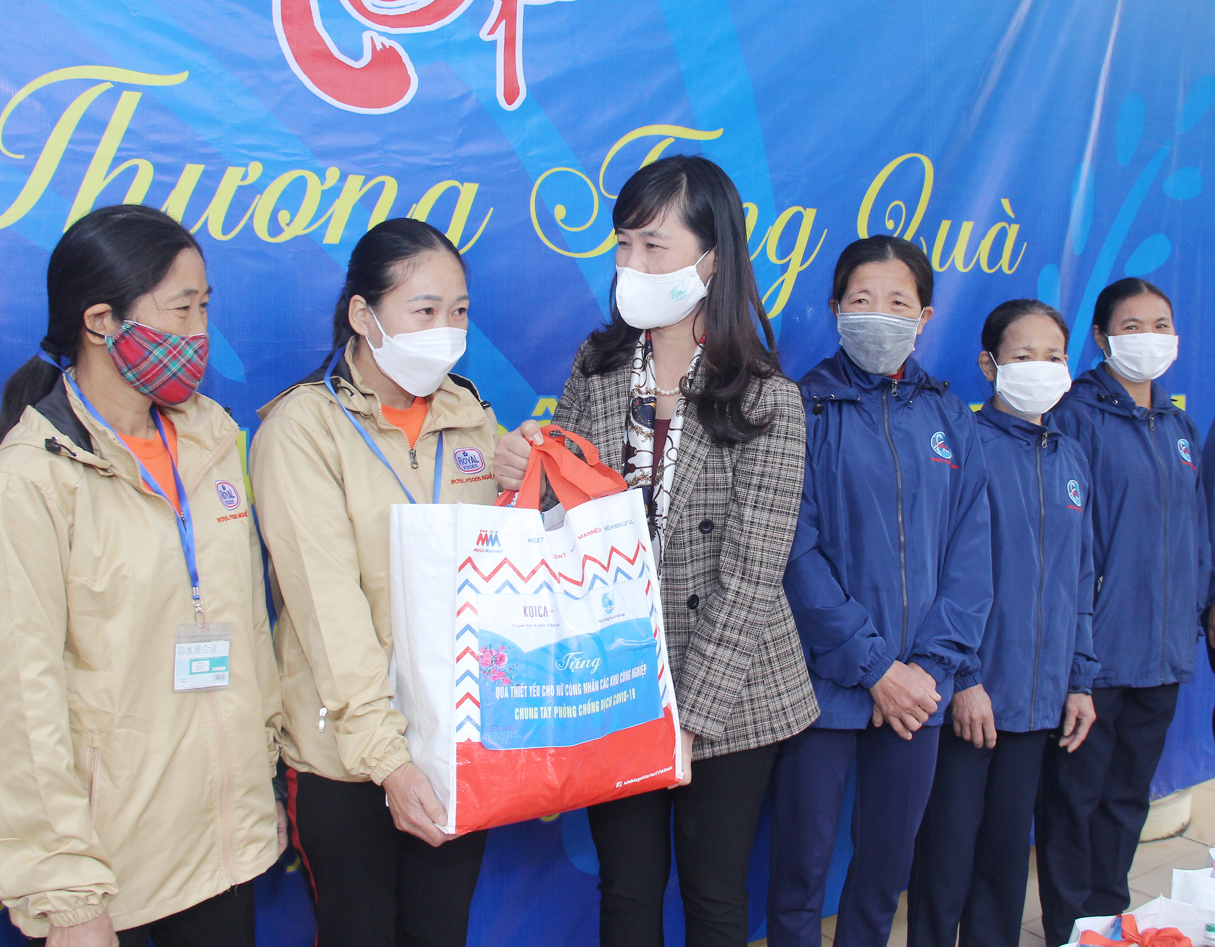 Đồng chí Nguyễn Thị Quỳnh Hoa - Ủy viên Ban Chấp hành Đảng bộ tỉnh, Chủ tịch Hội LHPN tỉnh trao tặng quà Tết cho nữ công nhân, lao động tại khu công nghiệp Nam Cấm. 