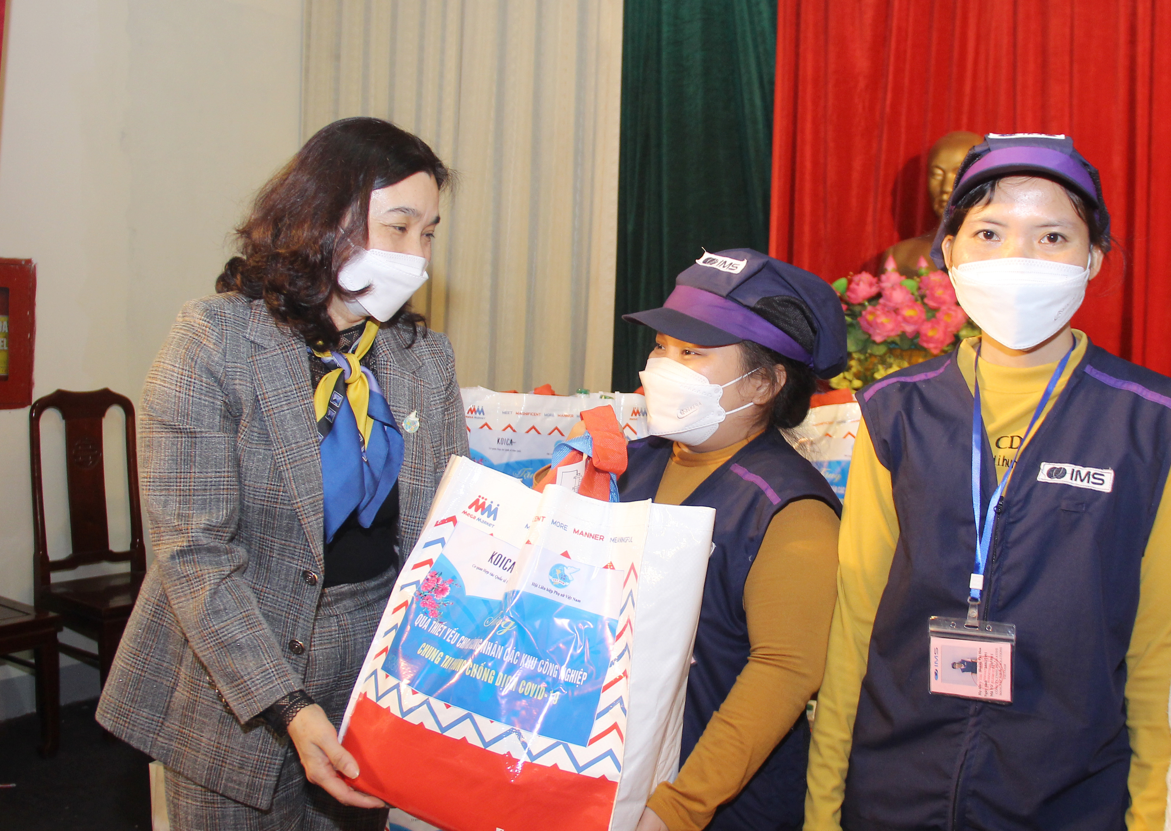 Đồng chí Lê Thị Hương Giang - Phó Chủ tịch Hội LHPN tỉnh trao tặng quà cho nữ công nhân tại Khu công nghiệp Bắc Vinh. Ảnh: Mai Hoa