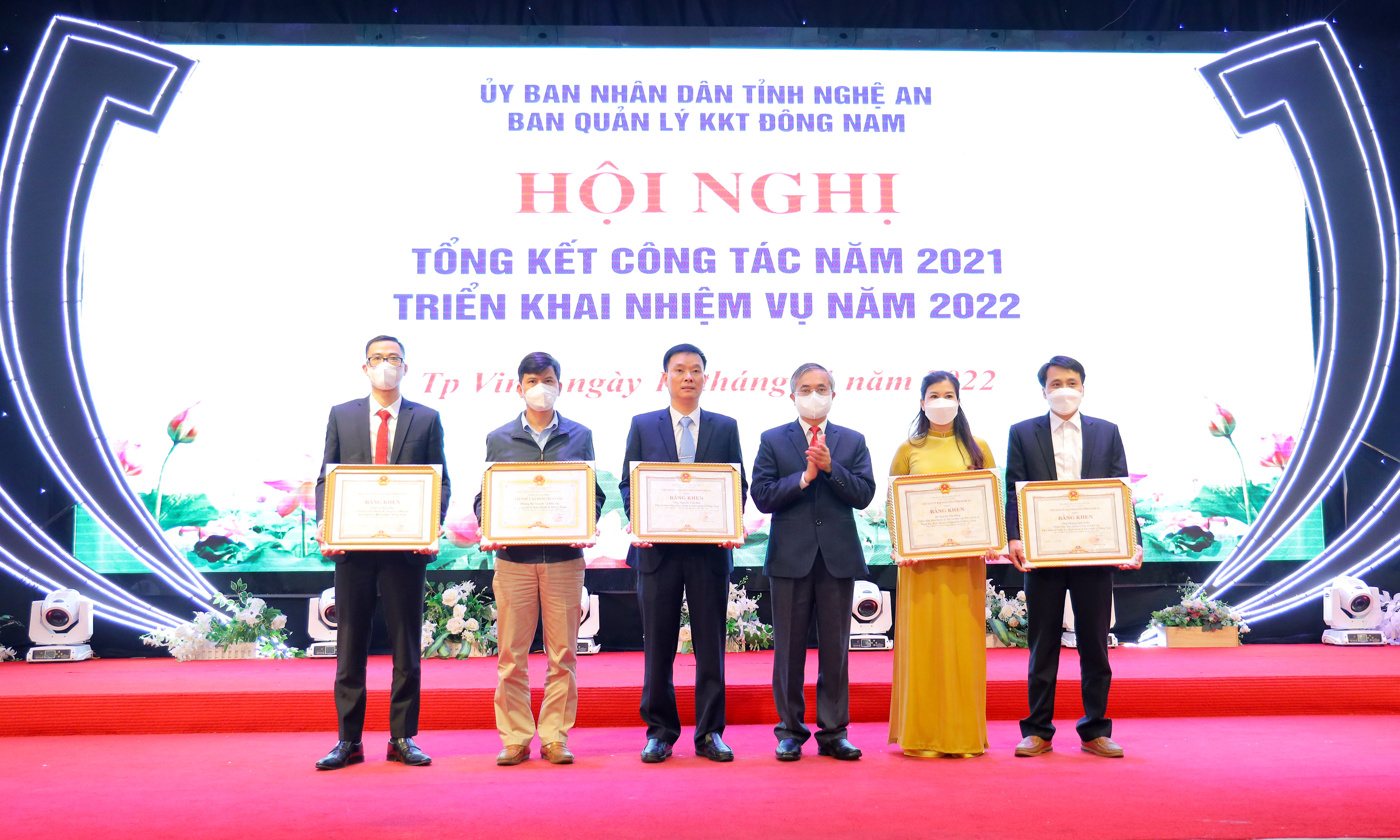UBND tỉnh tặng Bằng Khen cho 1 tập thể và 4 cá nhân của Ban quản lý KKT Đông Nam có nhiều thành tích xuất sắc trong năm 2021. Ảnh Nguyên Sơn
