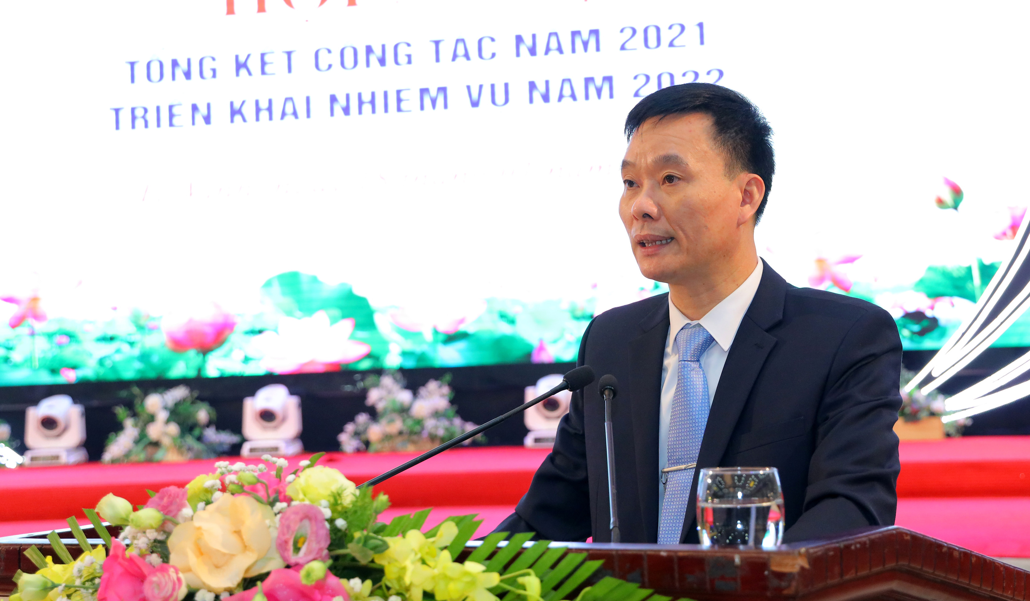 Ông Nguyễn Văn Hải - Phó Trưởng ban quản lý KKT Đông Nam trình bày báo cáo tổng kết hoạt động năm 2021 và những giải pháp thực hiện nhiệm vụ năm 2022. Ảnh Nguyên Sơn