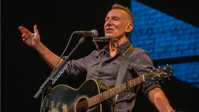 Bruce Springsteen dẫn đầu danh sách ca sĩ có thu nhập cao nhất thế giới