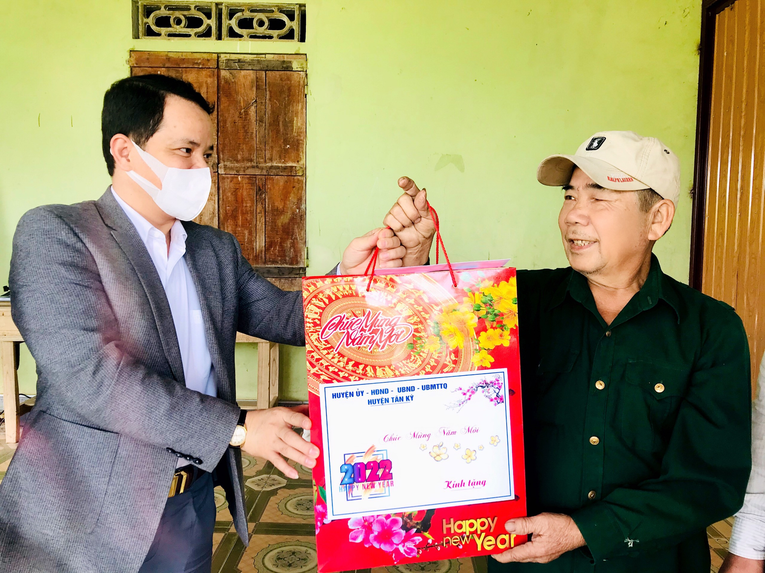 ồng chí Phan Sỹ Cường tặng quà cho thương binh Vi Văn Tiến ở xóm Tân Sơn xã Hương Sơn