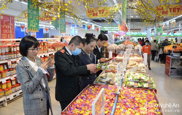 Đoàn liên ngành của tỉnh Nghệ An trong một lần kiểm tra an toàn thực phẩm tại siêu thị. Ảnh: Thành Chung