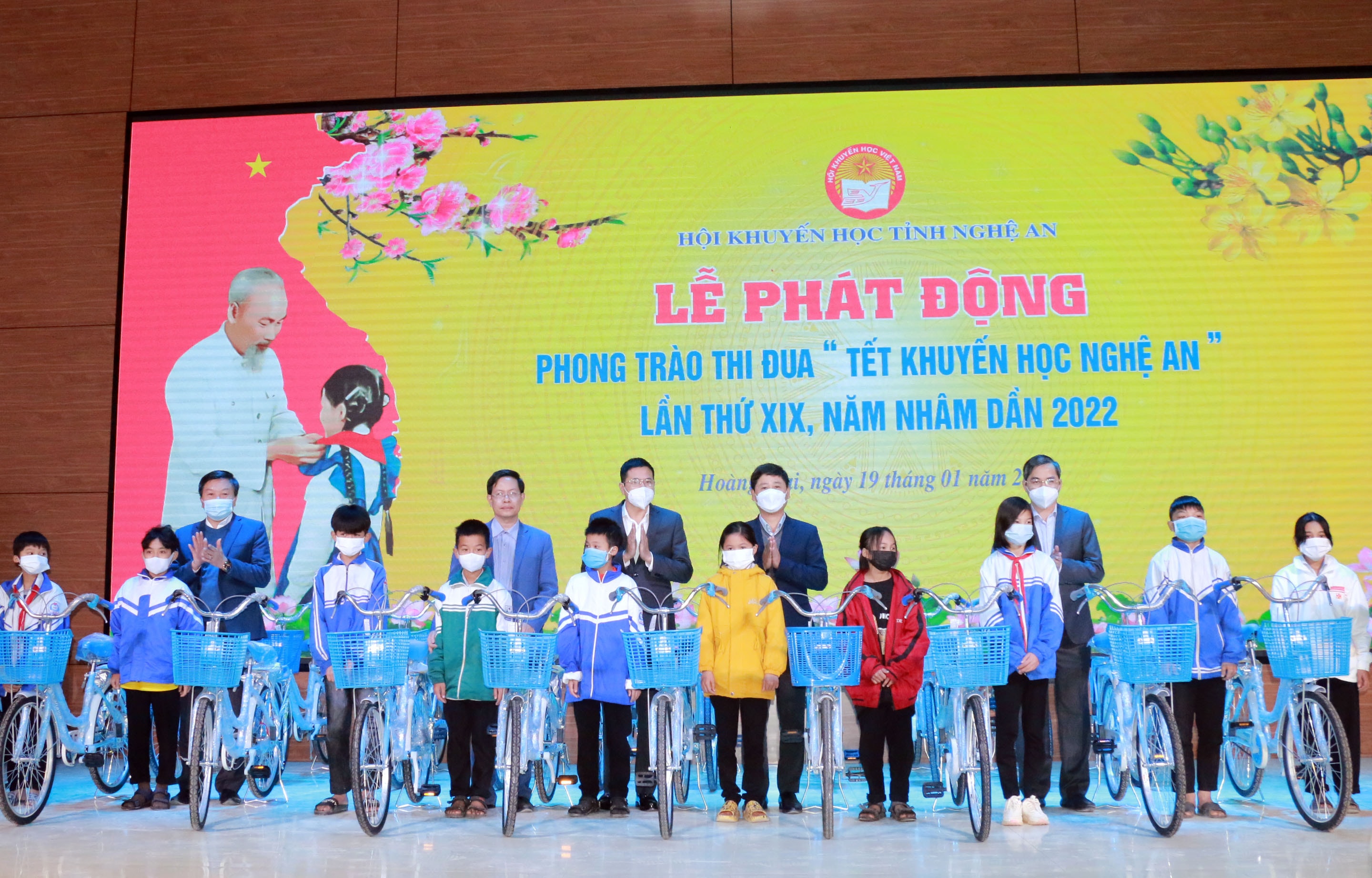 Các đại biểu trao xe đạp cho các học sinh khó khăn. Ảnh - MH