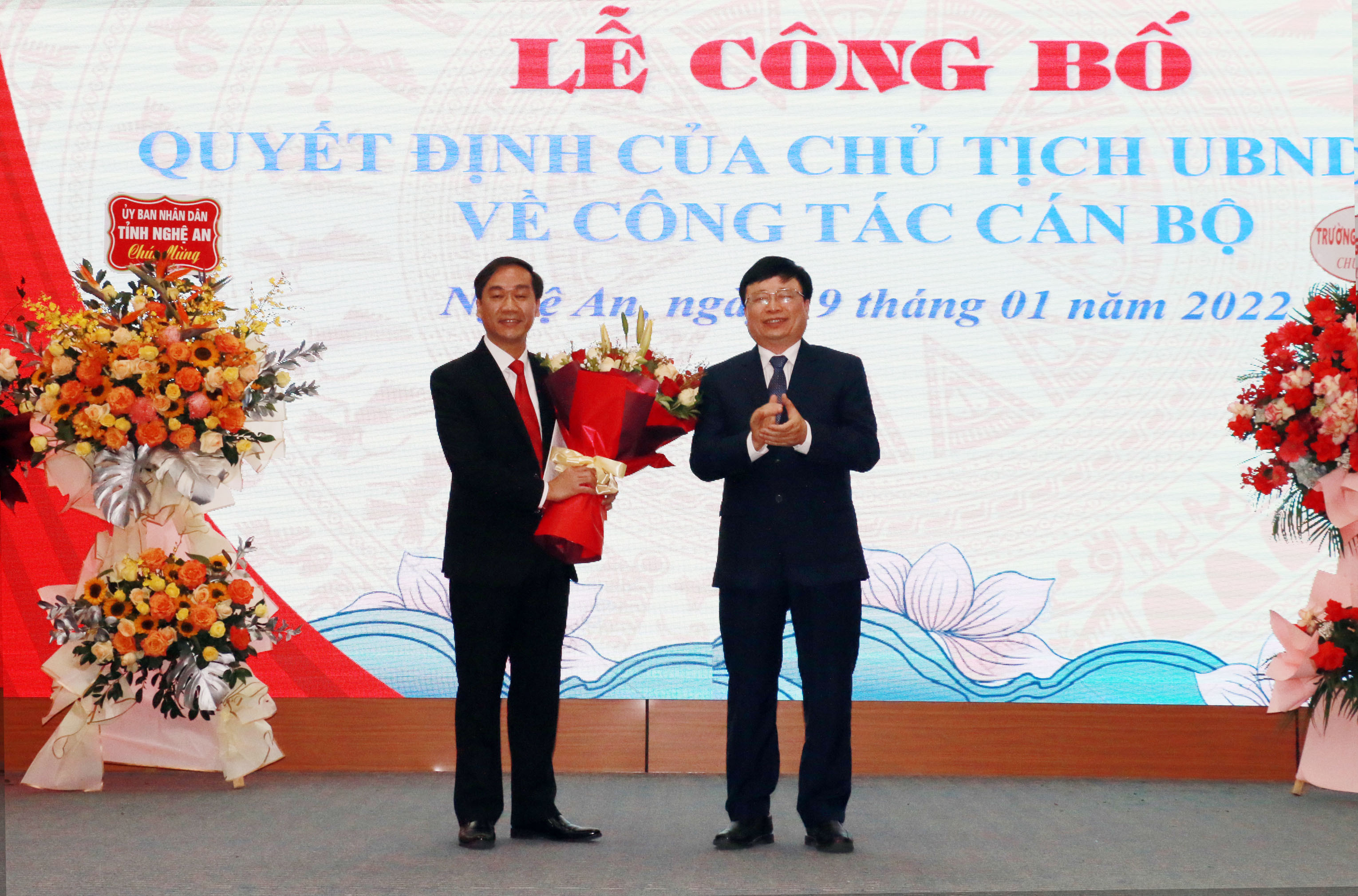 Phó Chủ tịch UBND tỉnh Bùi Đình Long trao quyết định và tặng hóa cho tân hiệu trưởng nhà trường. Ảnh: MH