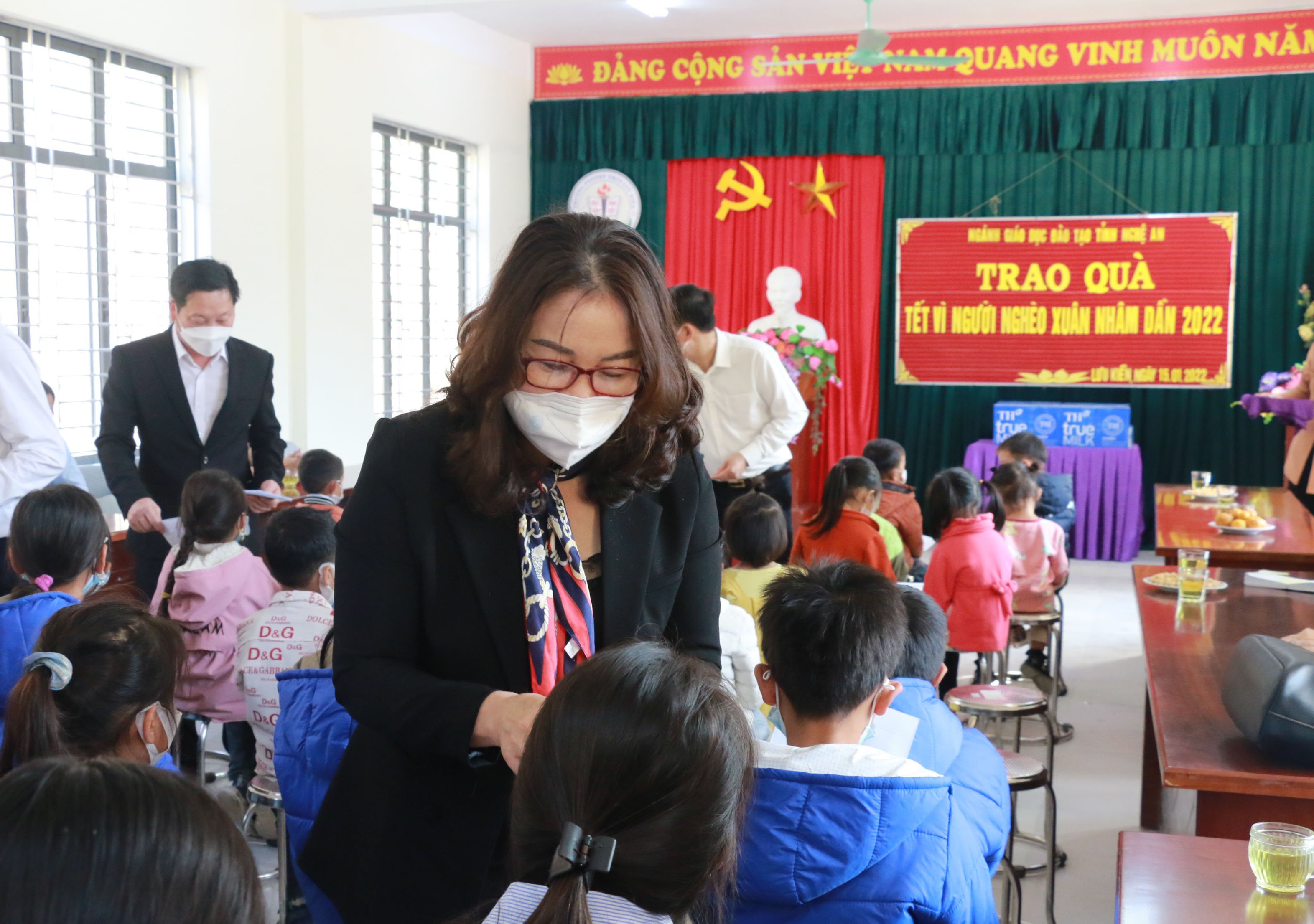 Trao quà hỗ trợ cho học sinh có hoàn cảnh khó khăn ở huyện Tương Dương. Ảnh: MH