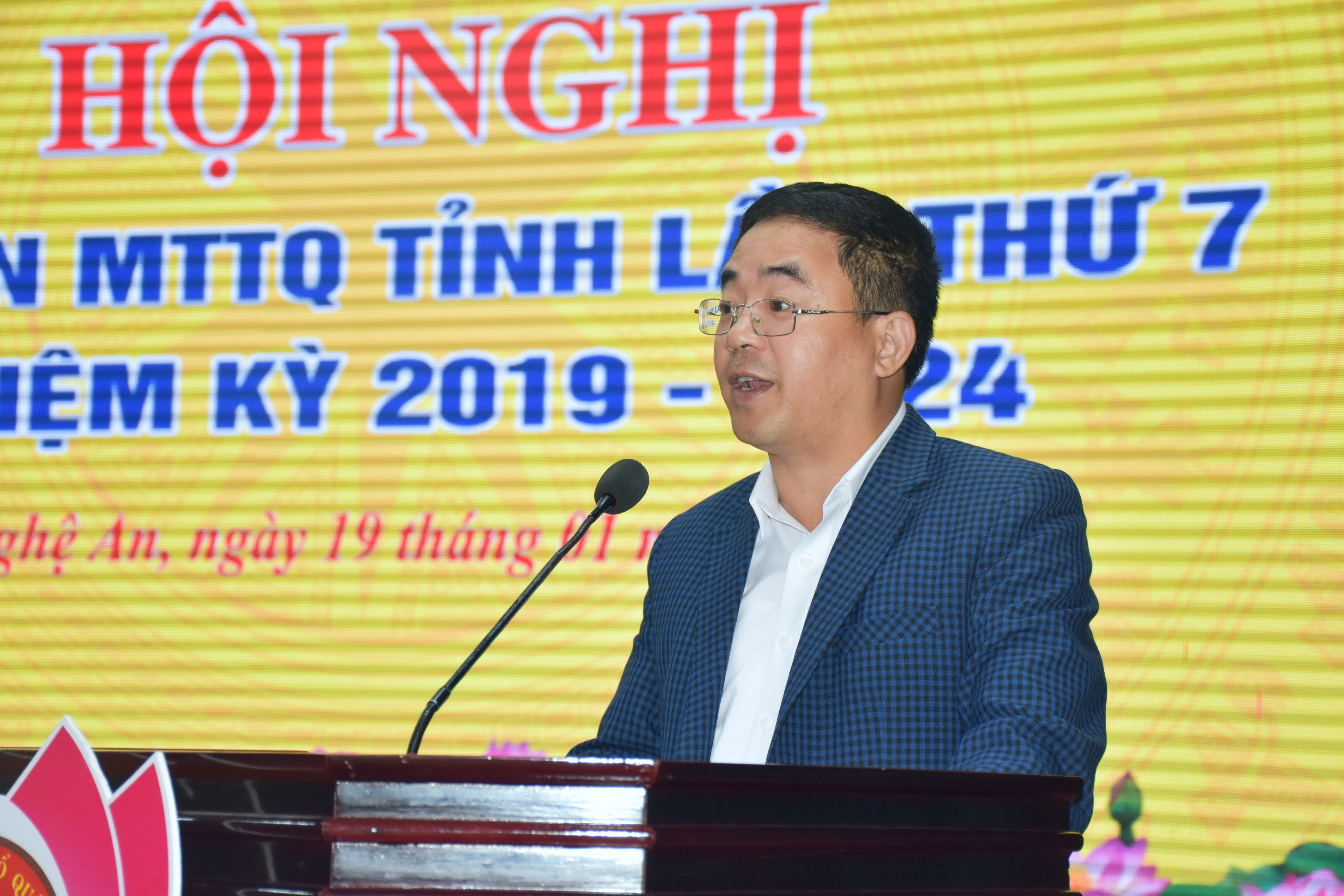Giám đốc Sở Kế hoạch và Đầu tư Nguyễn Xuân Đức báo cáo kết quả kinh tế - xã hội của tỉnh Nghệ An năm 2021. Ảnh: Thanh Lê