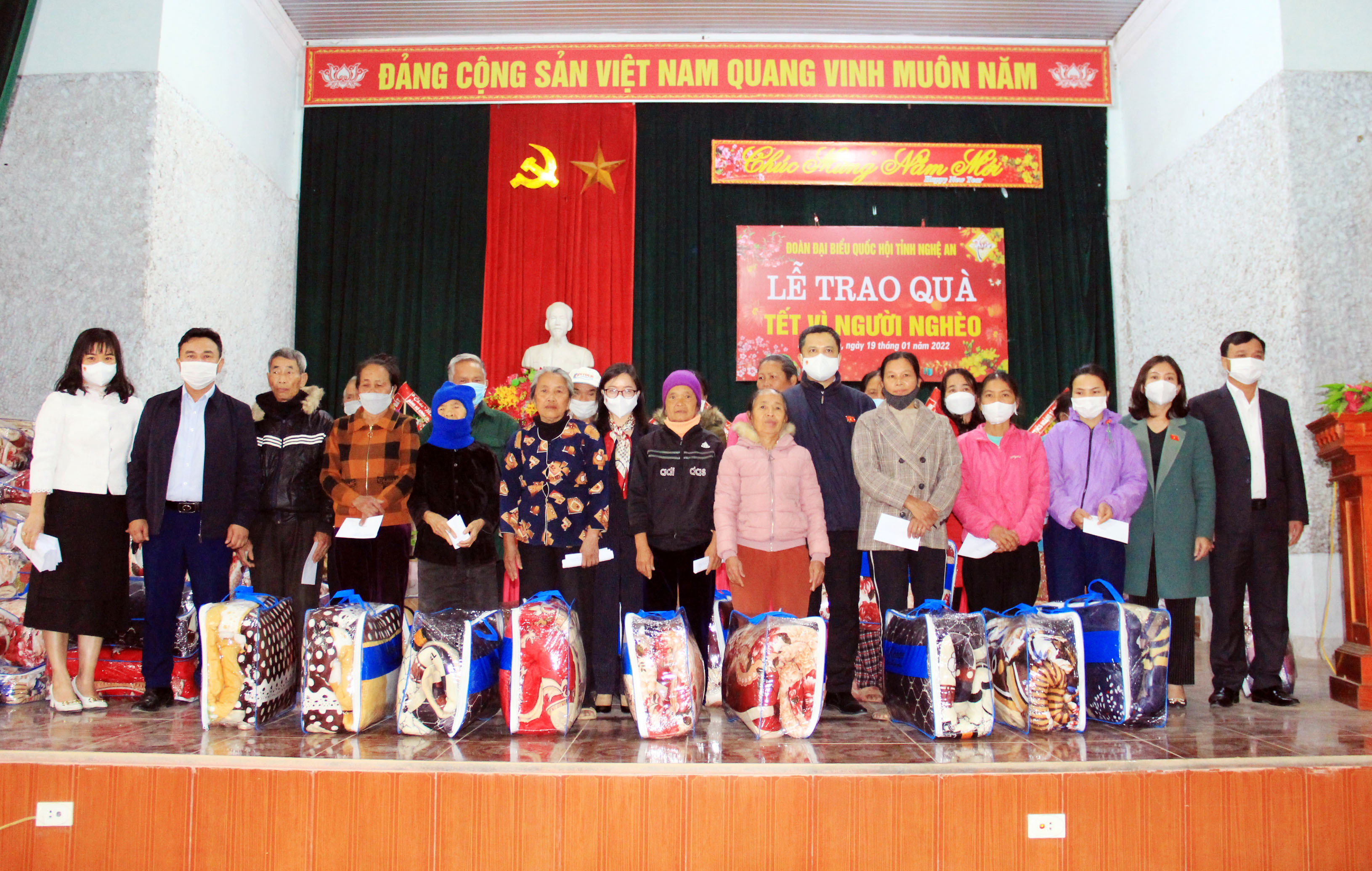 Đoàn công tác tặng quà tết cho 120 hộ nghèo tại xã Long Thành (huyện Yên Thành). Ảnh: Thanh Quỳnh