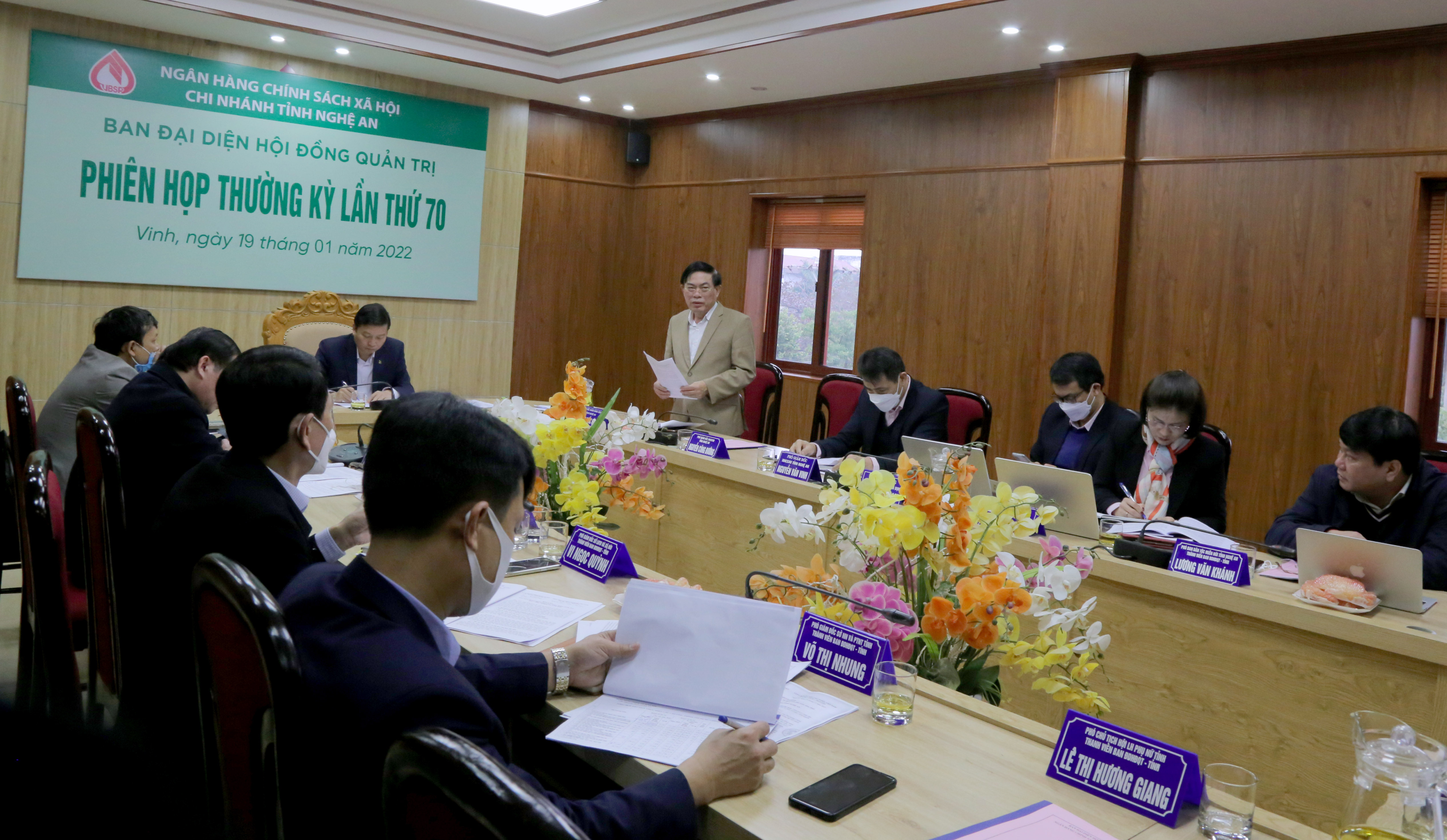 Giám đốc Ngân hàng CSXH tỉnh Trần Khắc Hùng báo cáo kết quả hoạt động năm 2021. Ảnh Thu Huyền
