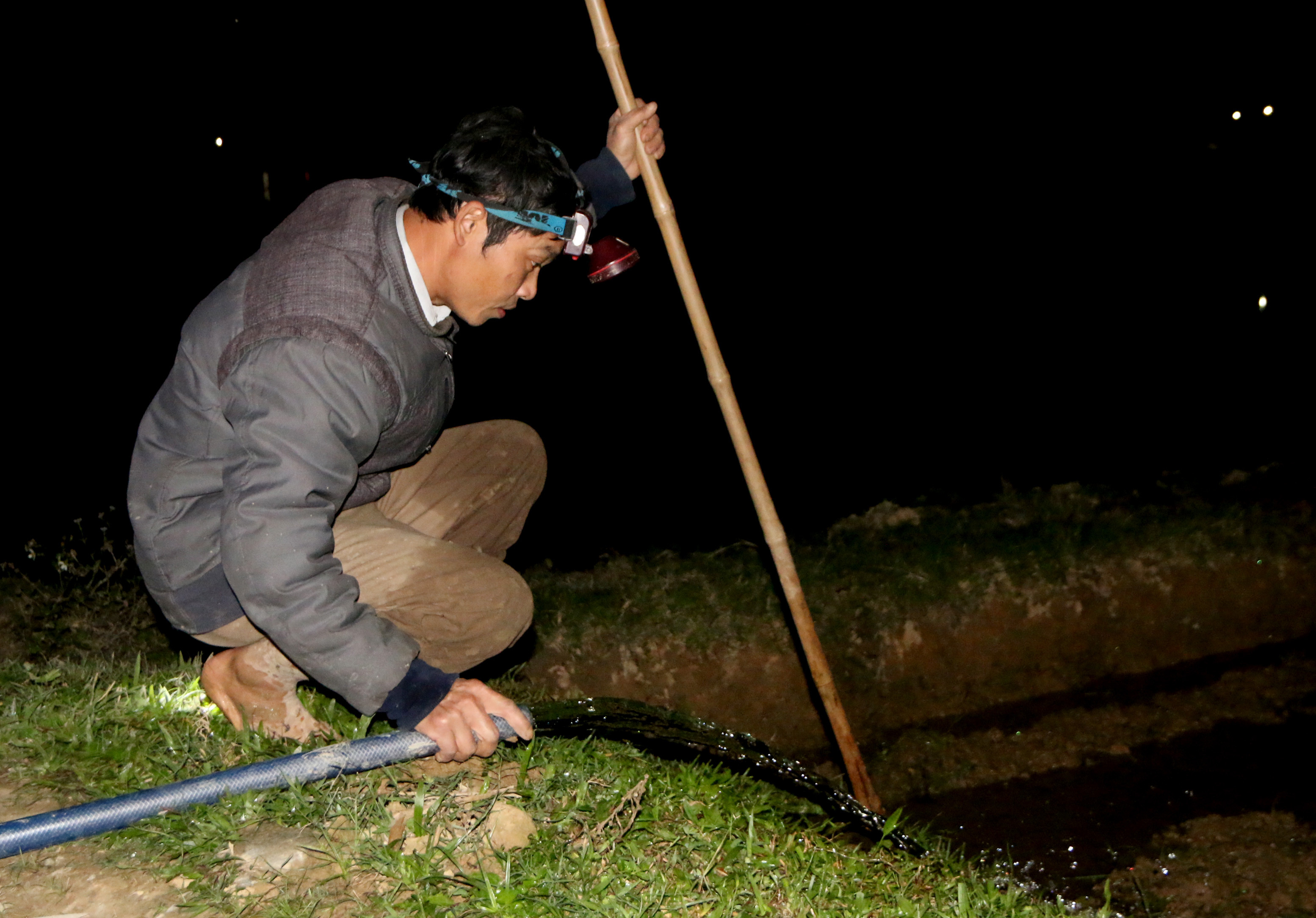 Do thời gian gần đây mực nước sông Lam (đoạn dưới bara Đô Lương) xuống thấp nên nhiều địa phương trên địa bàn huyện Thanh Chương (Nghệ An), đã không có đủ nước để gieo cấy. 
