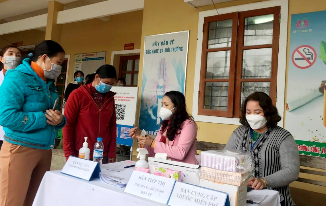 Cung cấp dịch vụ y tế cho người dân trên địa bàn huyện Con Cuông. Ảnh: CK