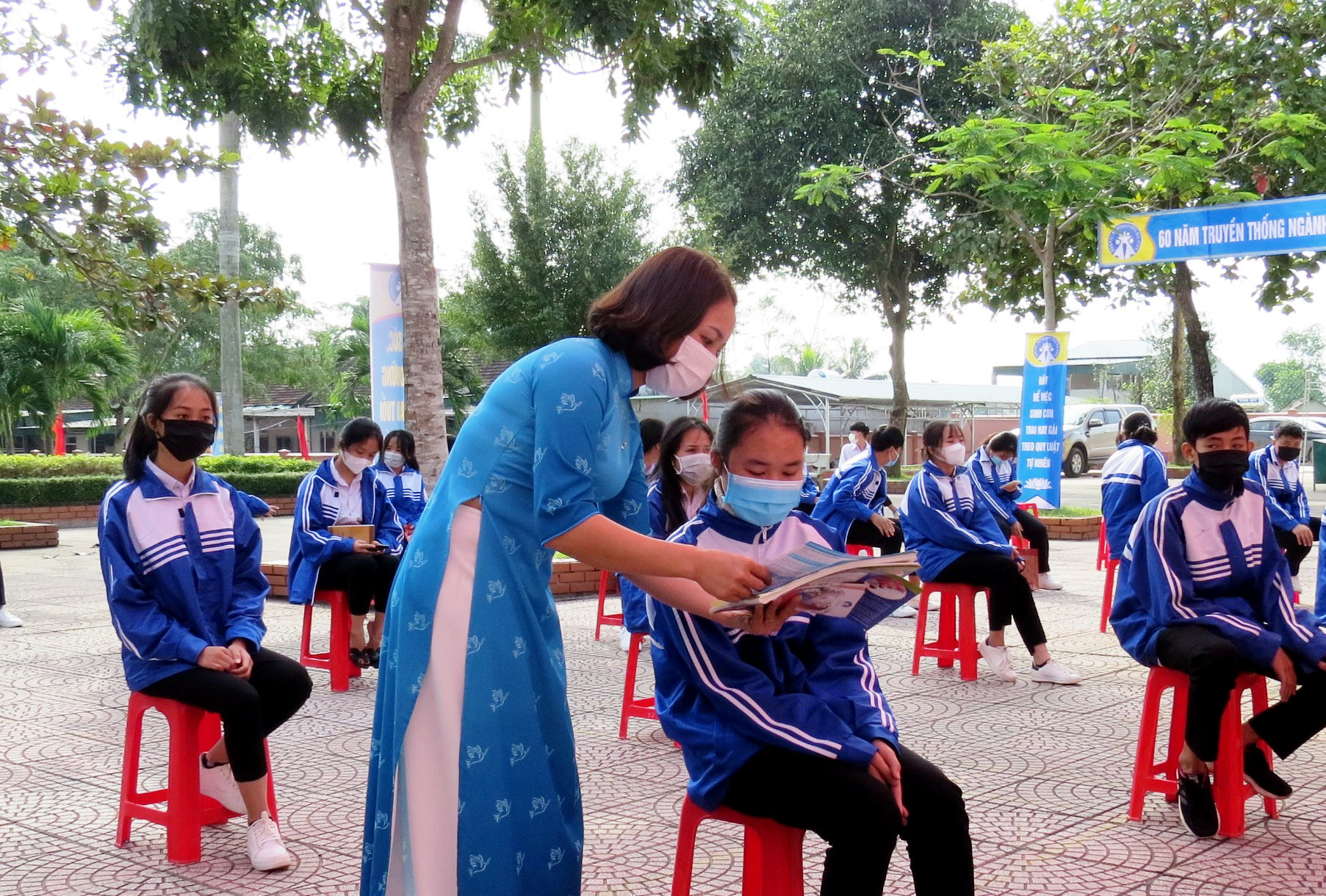 Học sinh Trường THPT Nguyễn Cảnh Chân tìm hiểu các kiến thức về SKSS vị thành niên, thanh niên. Ảnh: MH