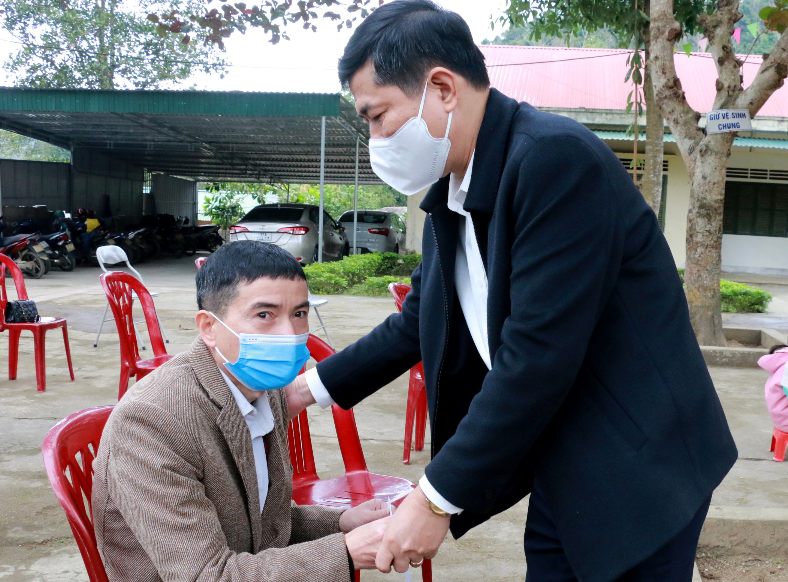 Lãnh đạo Sở Giáo dục và Đào tạo trao quà tết cho giáo viên khó khăn của huyện Quế Phong. Ảnh: MH