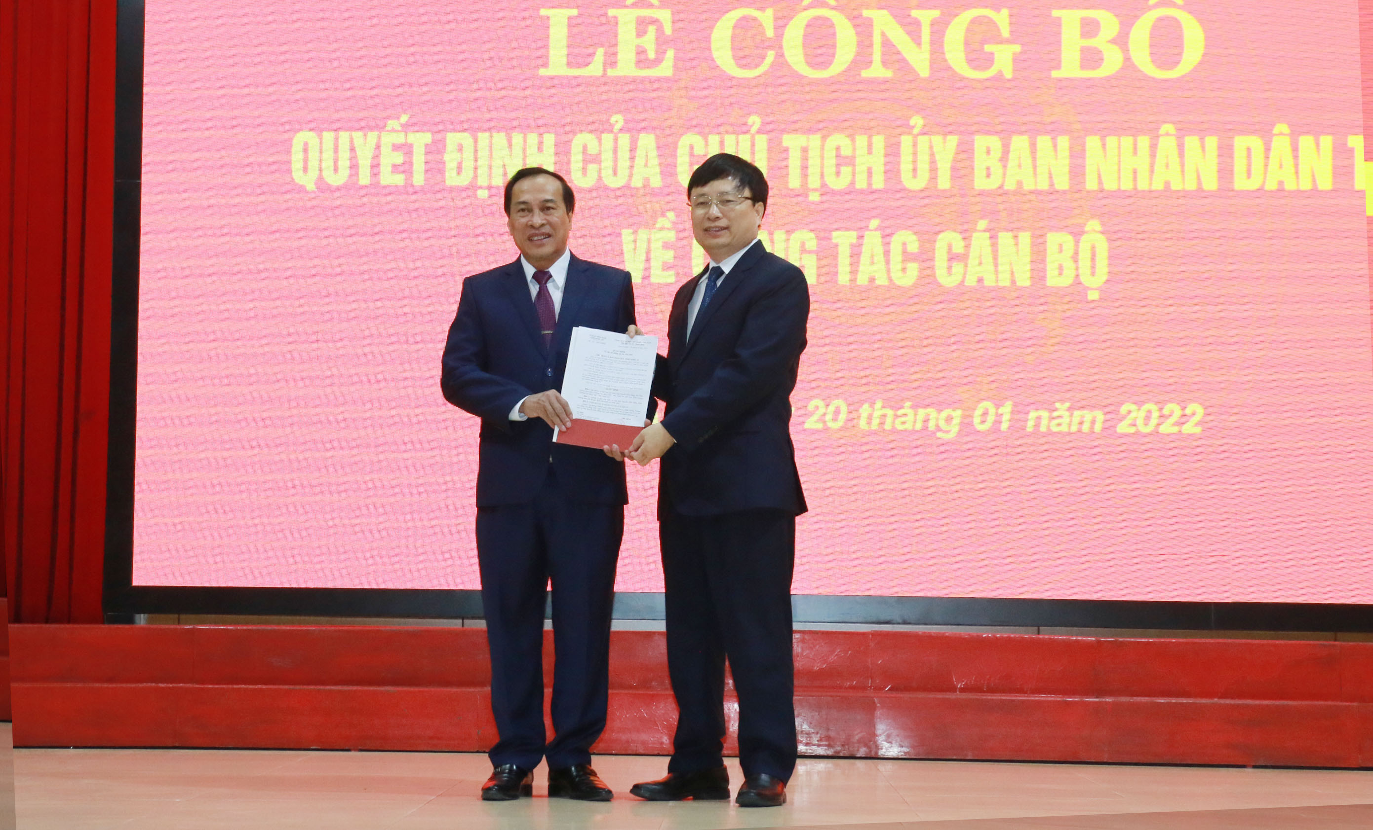 Đồng chí Bùi Đình Long trao quyết định bổ nhiệm cho Hiệu trưởng Nguyễn Hữu Hằng. Ảnh: MH