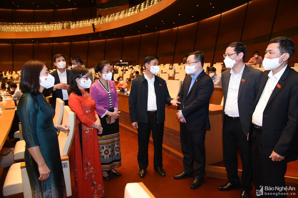 Các vị ĐBQH Đoàn Nghệ An trao đổi tại Hội trường Diên Hồng, Nhà Quốc hội bên lề Kỳ họp thứ 2, Quốc hội khóa XV diễn ra vào tháng 11/2021 Ảnh tư liệu: Quang Khánh