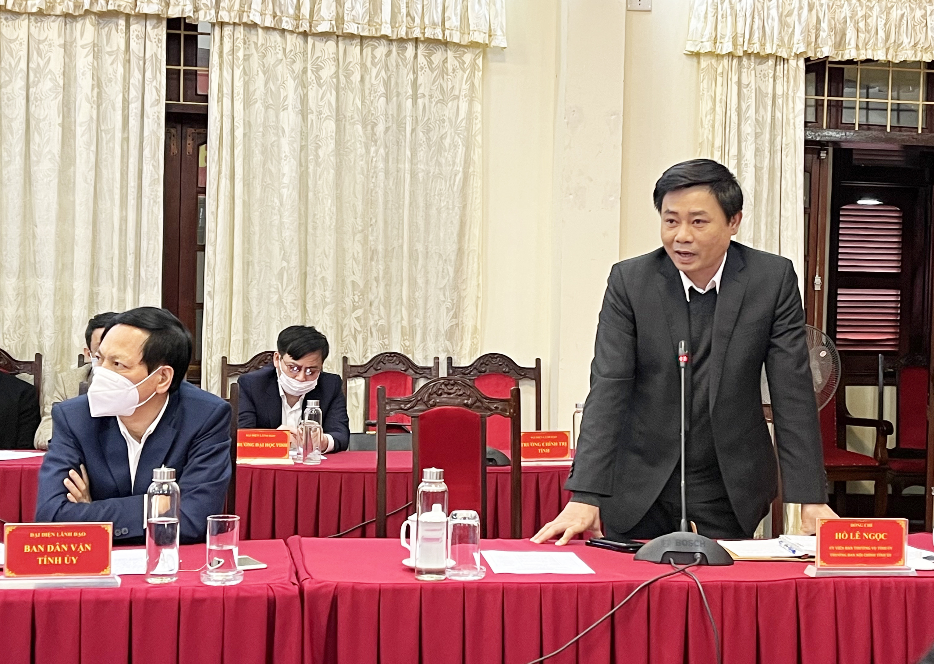 Đồng chí Hồ Lê Ngọc - Ủy viên Ban Thường vụ, Trưởng ban Nội chính Tỉnh ủy trao đổi, làm rõ một số nội dung được quan tâm tại hội nghị. Ảnh: TG