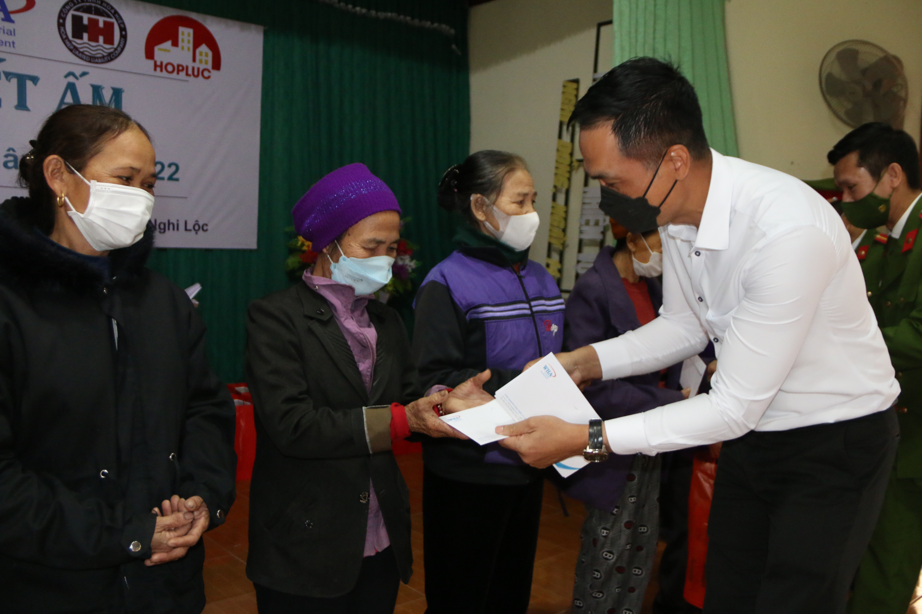 Ông Kampol Noramat - Giám đốc Công trường cấp cao, Công ty CP WHA Industrial Zone Nghệ An trao quà cho các hộ gia đình nghèo. Ảnh: Tiến Đông