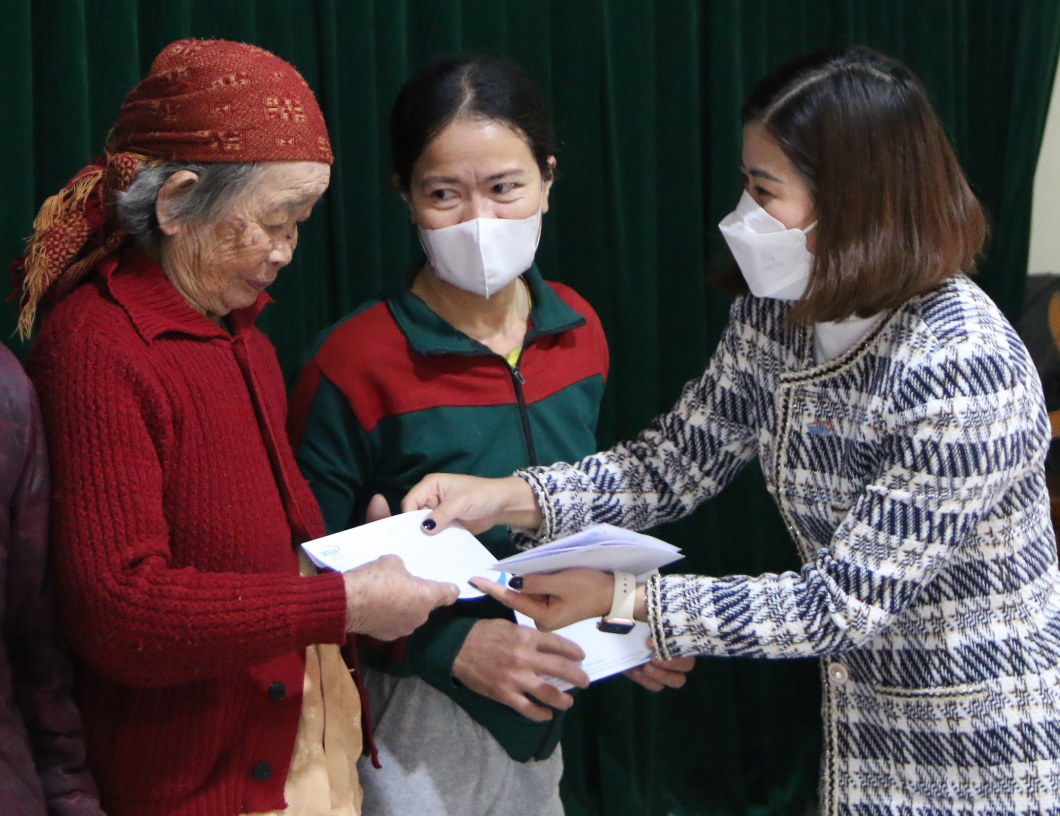 Bà Nguyễn Thị Bích Liên - Tổng Giám đốc Công ty CP WHA Industrial Zone Nghệ An trao quà đến những hộ gia đình nghèo. 
