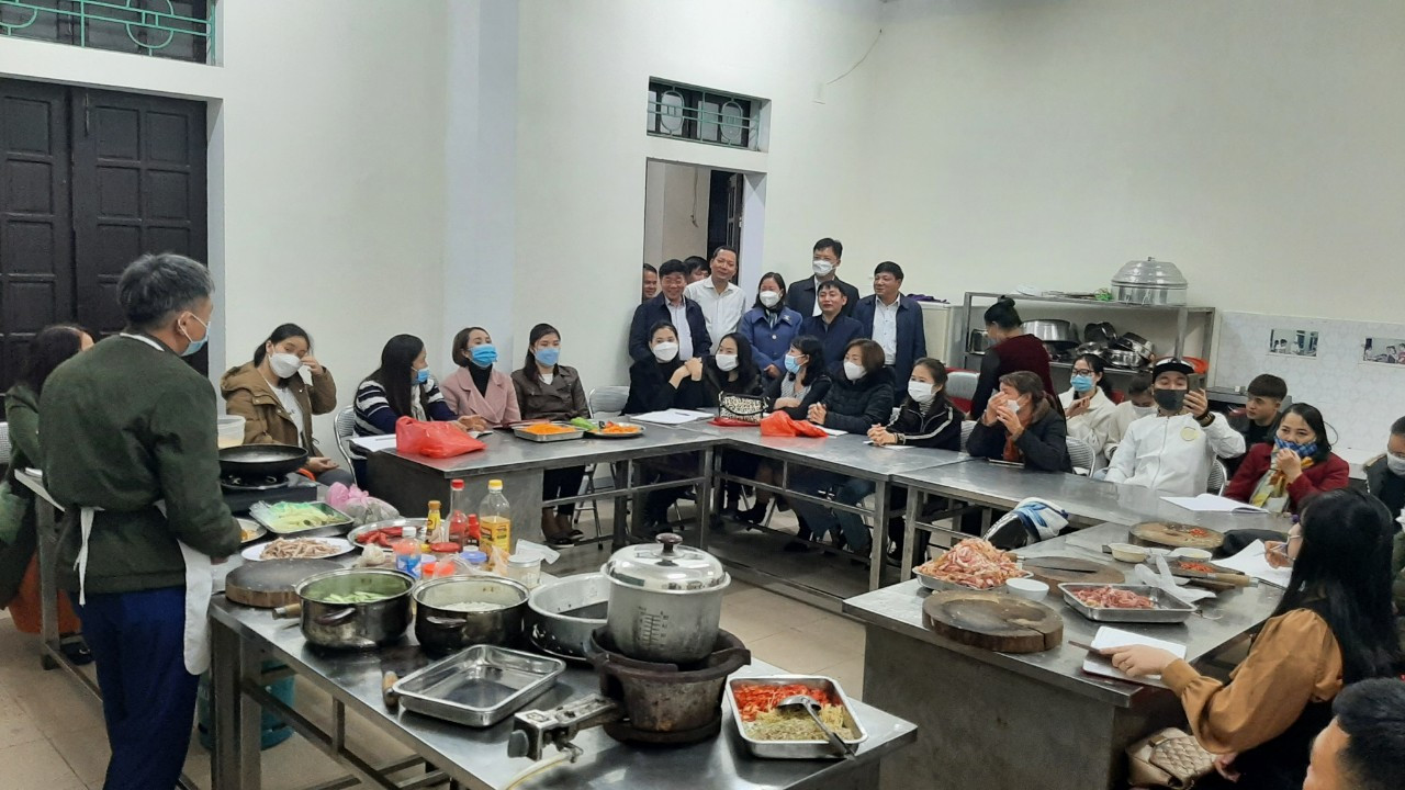 Đồng chí Nguyễn Văn Thông thăm lớp học Kỹ thuật chế biến món ăn của Trường Trung cấp Kinh tế  -Kỹ Thuật thành phố Vinh. Ảnh: P.V