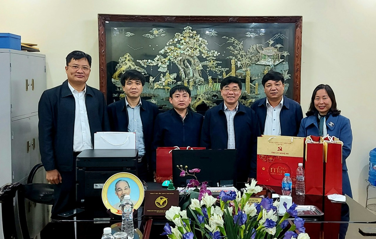 Đồng chí Nguyễn Văn Thông trao quà, chúc Tết cán bộ, giáo viên Trường Trung cấp Kinh tế  -Kỹ Thuật thành phố Vinh