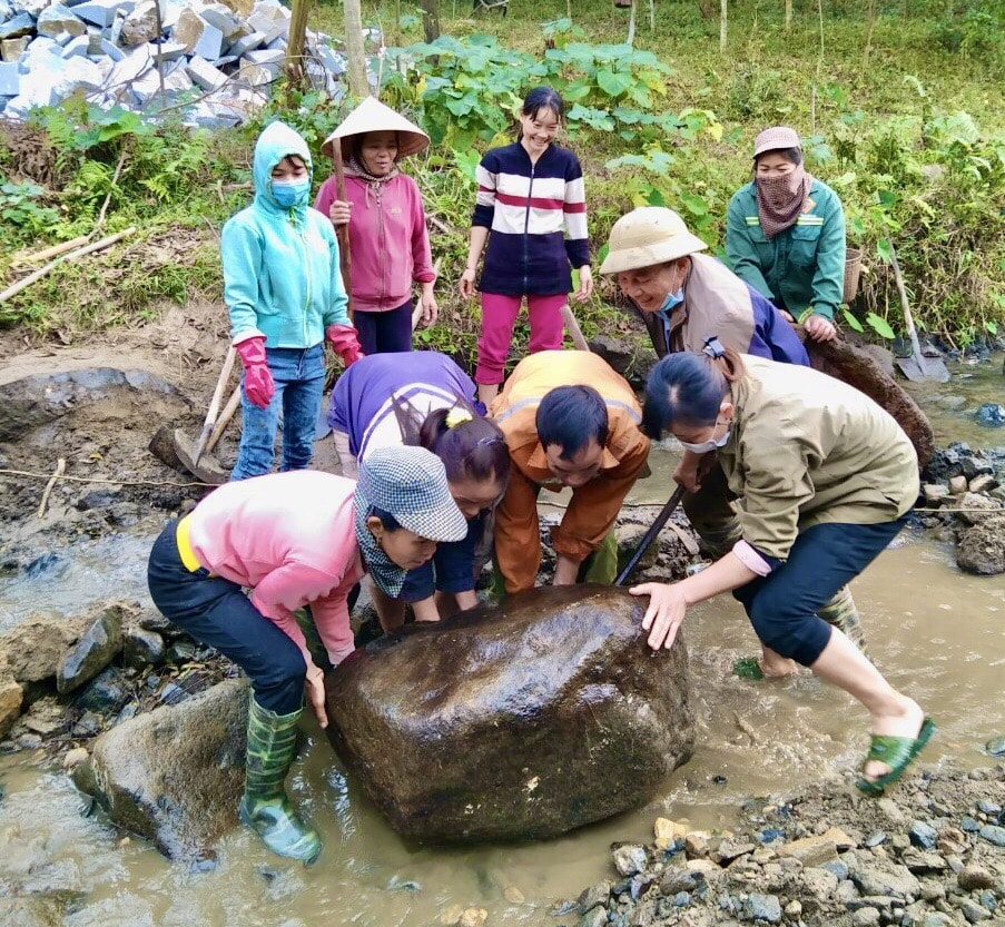 Bà con bản Vực, xã Châu Lý (Quỳ Hợp) tích cực tham gia làm thủy lợi. Ảnh: Cao Duy Thái