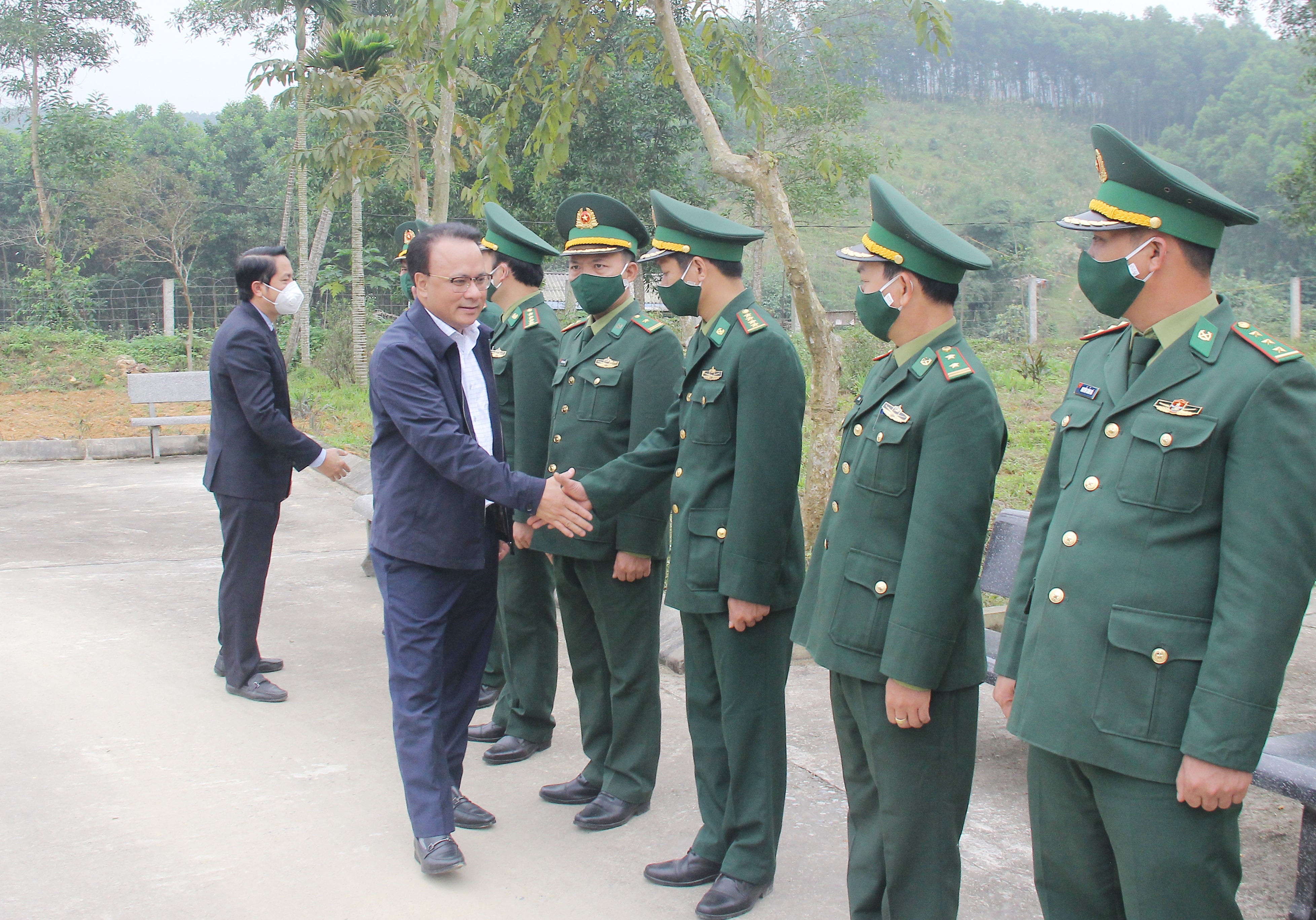 Đồng chí Nguyễn Nam Đình - Ủy viên ban Thường vụ Tỉnh ủy, Phó Chủ tịch Thường trực HĐND tỉnh tham gia ý kiến tại cuộc thẩm tra. Ảnh: Mai Hoa