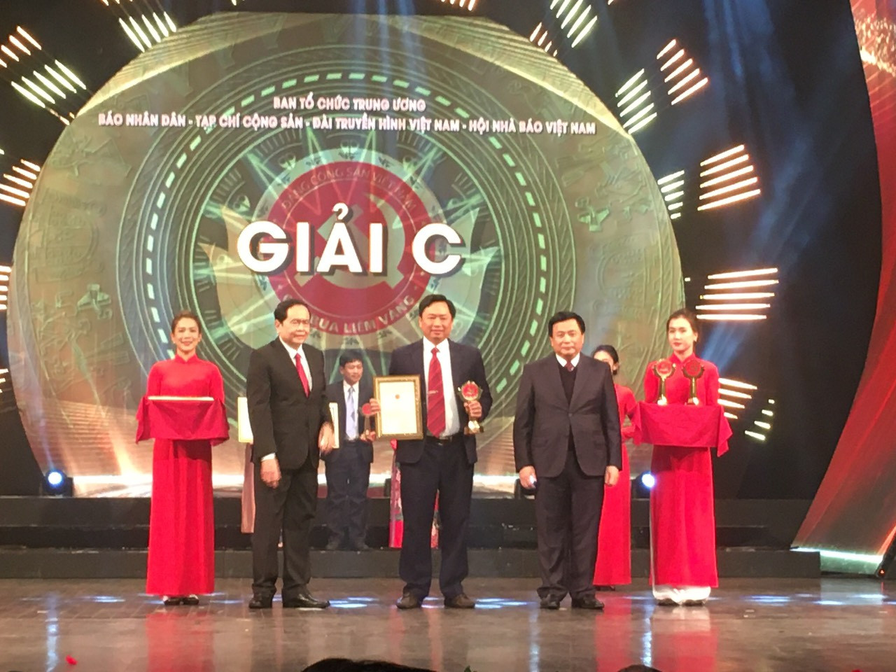 Đại diện nhóm tác giả Báo Nghệ An nhận giải C. Ảnh: Sỹ Minh