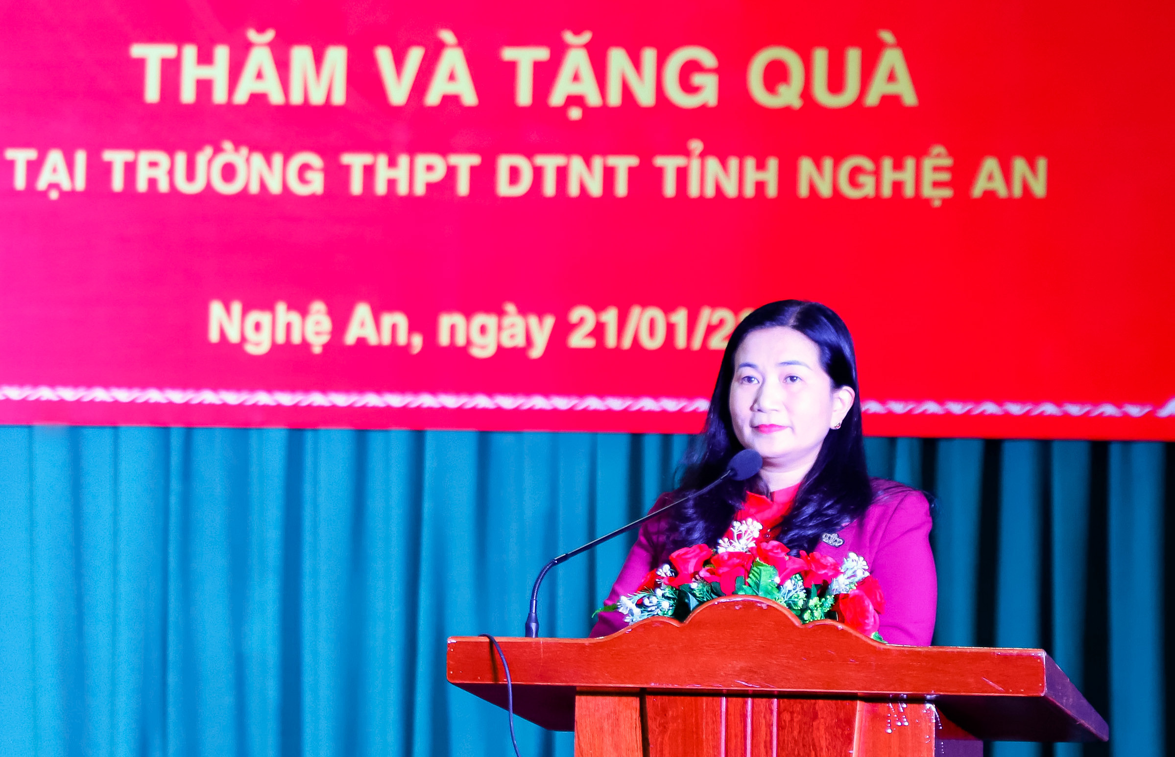 Cô giáo Đậu Thị Kiều Hoa - Hiệu trưởng nhà trường báo cáo những nét cơ bản của nhà trường. Ảnh: Phạm Bằng