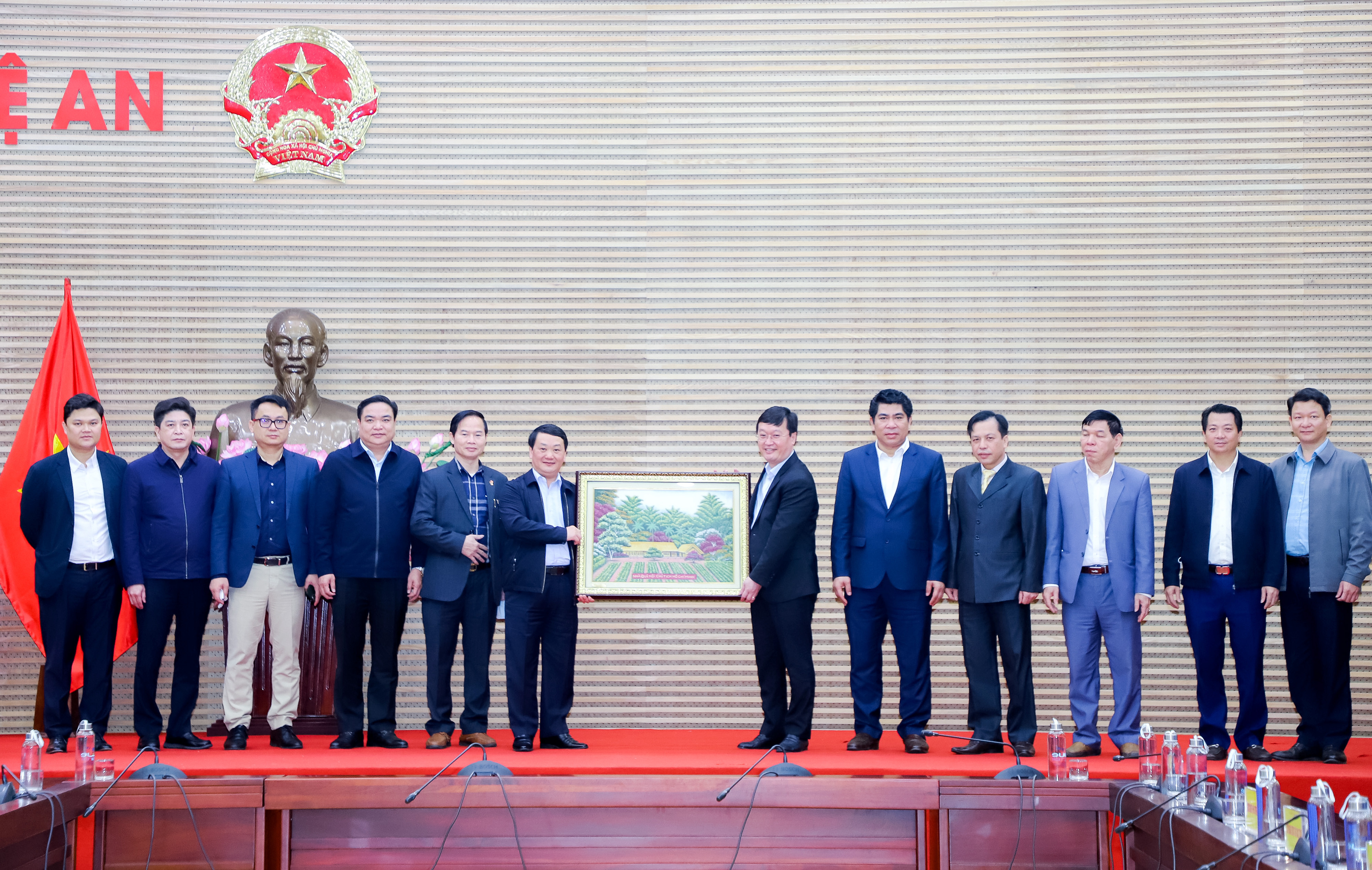 Lãnh đạo UBND tỉnh Nghệ An tặng quà cho đoàn công tác của Ủy ban Dân tộc. Ảnh: Phạm Bằng