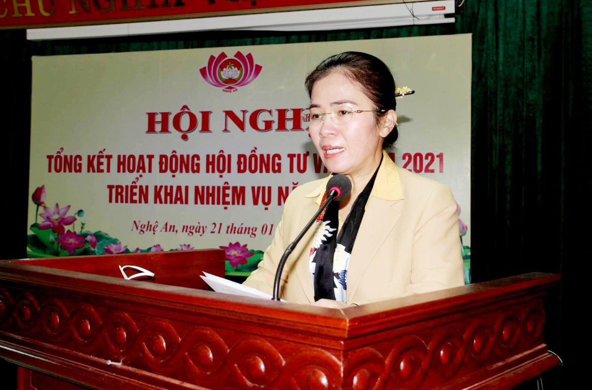 Đồng chí Võ Thị Minh Sinh - Chủ tịch Ủy ban MTTQ tỉnh Nghệ An phát biểu thảo luận tại hội nghị. Ảnh: Thanh Lê