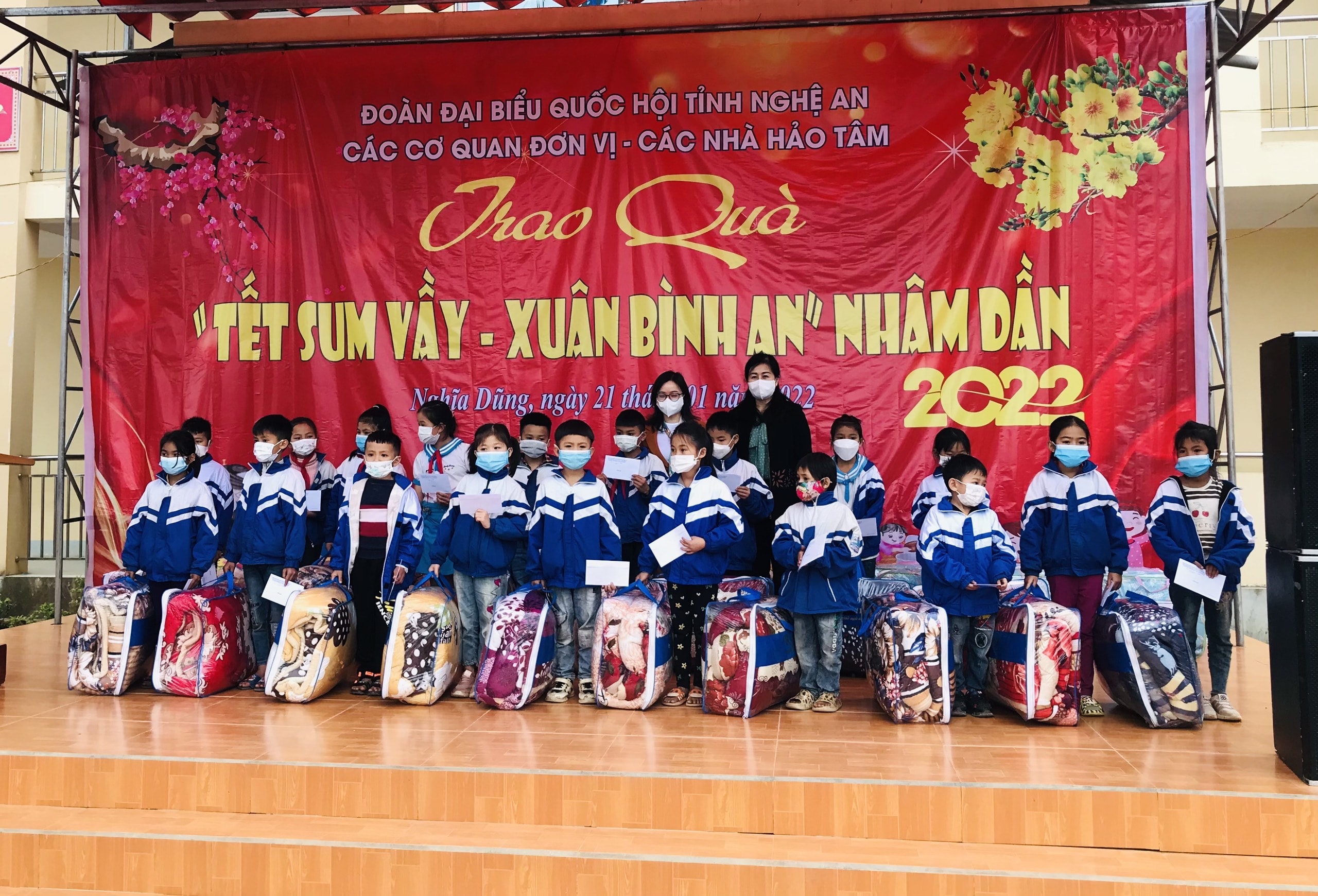 Đ/c Thái Thị An Chung, TUV, Phó trưởng Đoàn ĐBQH và đ/c Lục Thị Liên Phó ban VHXH, HĐND tỉnh, Phó Chủ tịch thường trực Nhóm Nữ ĐBQH và HĐND tỉnh quà tại trường Tiểu học Dũng Hợp, Tân Kỳ. Ảnh: P.H
